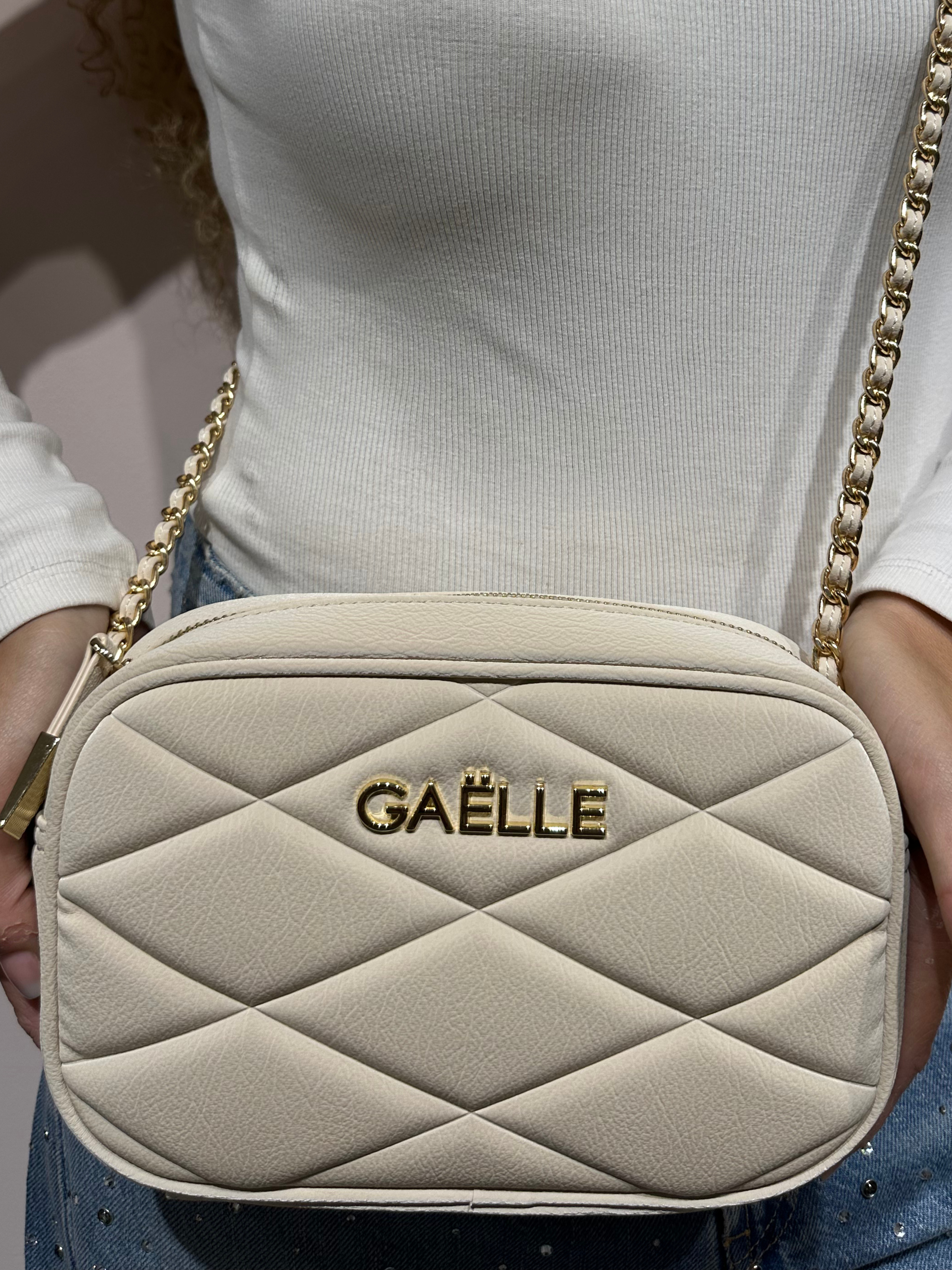 GAELLE TRACOLLA MINI CAMERA BAG MATELASSE PUFFER AVORIO CON LOGO ORO