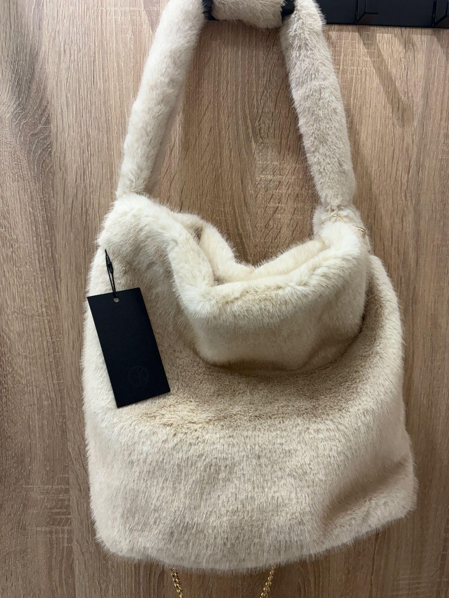 Borsa GK in pelliccia con manico in pelliccia e catena in oro