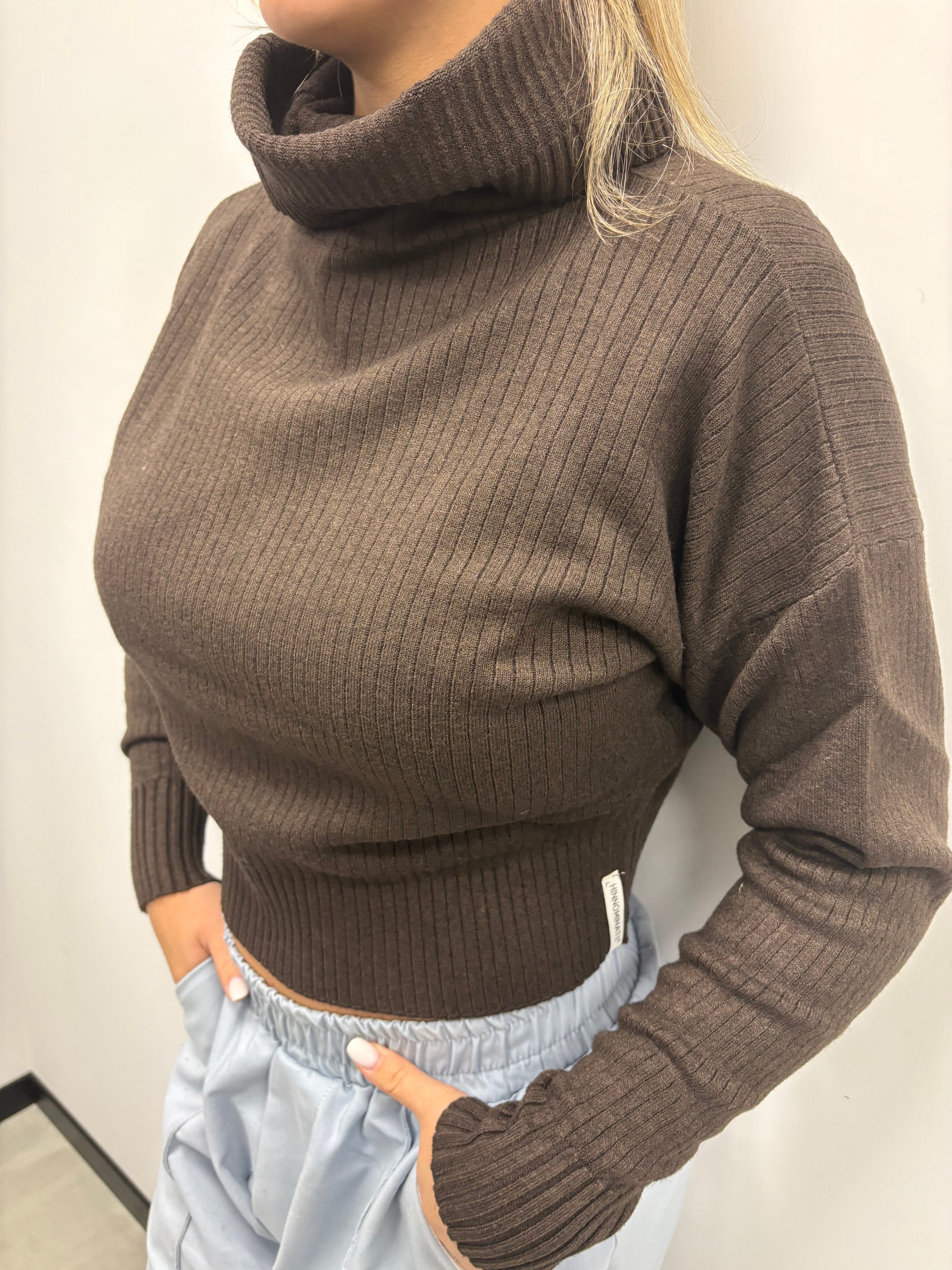 HINNOMINATE MAGLIONE COLLO ALTO A COSTINE