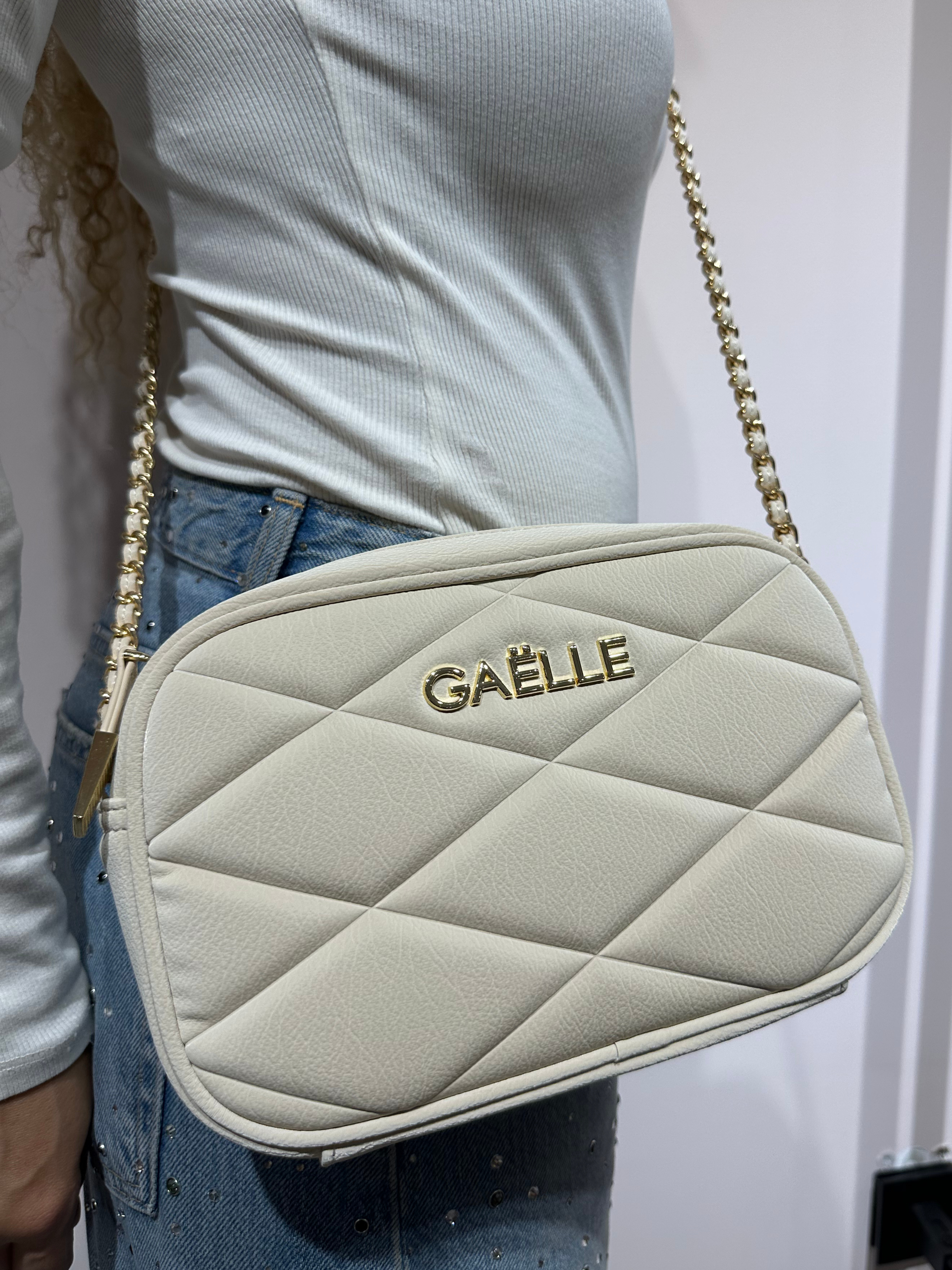 GAELLE TRACOLLA MINI CAMERA BAG MATELASSE PUFFER AVORIO CON LOGO ORO