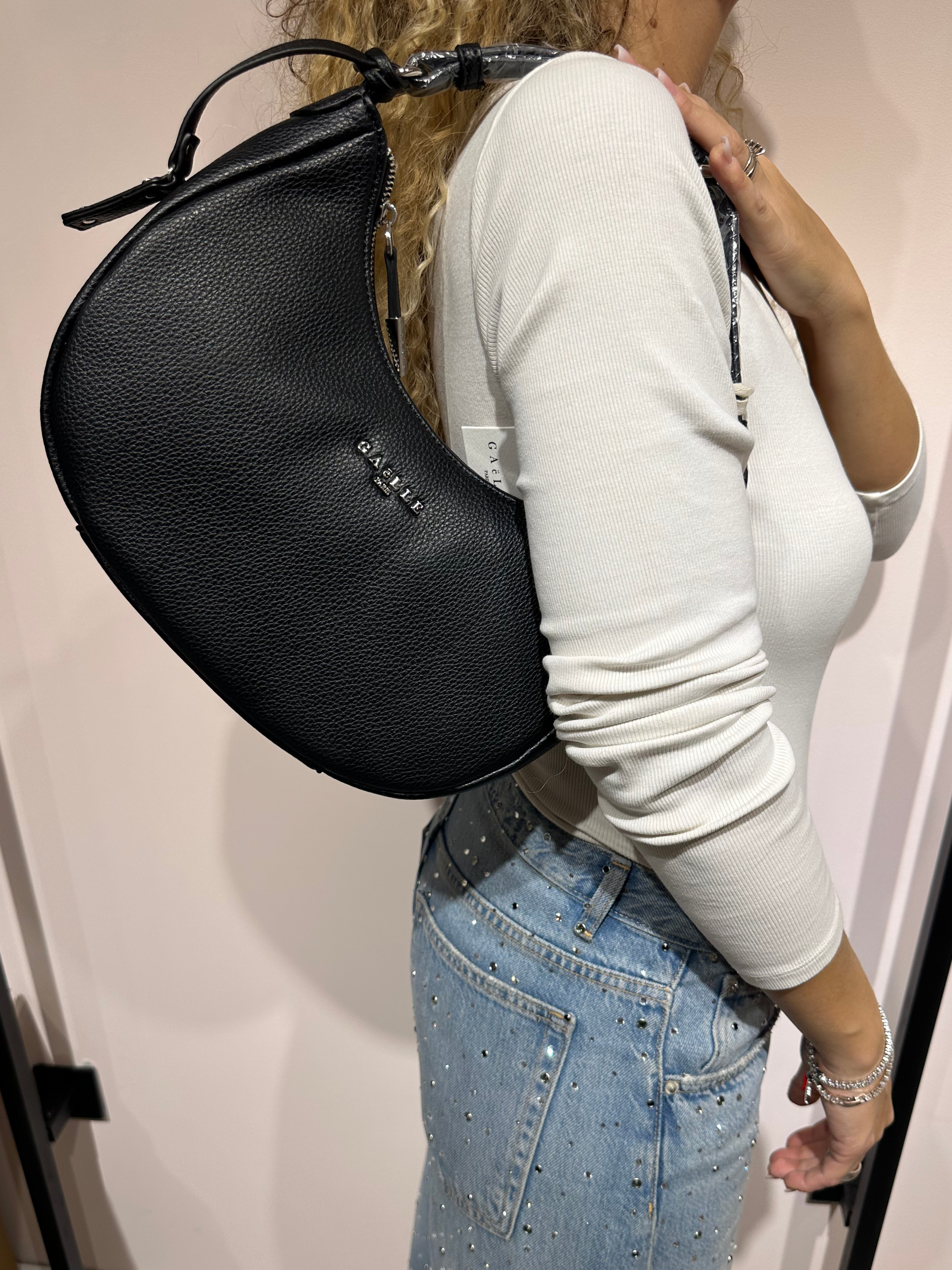 GAELLE BORZA REGOLABILE MEZZA LUNA NERA CON LOGO ARGENTO