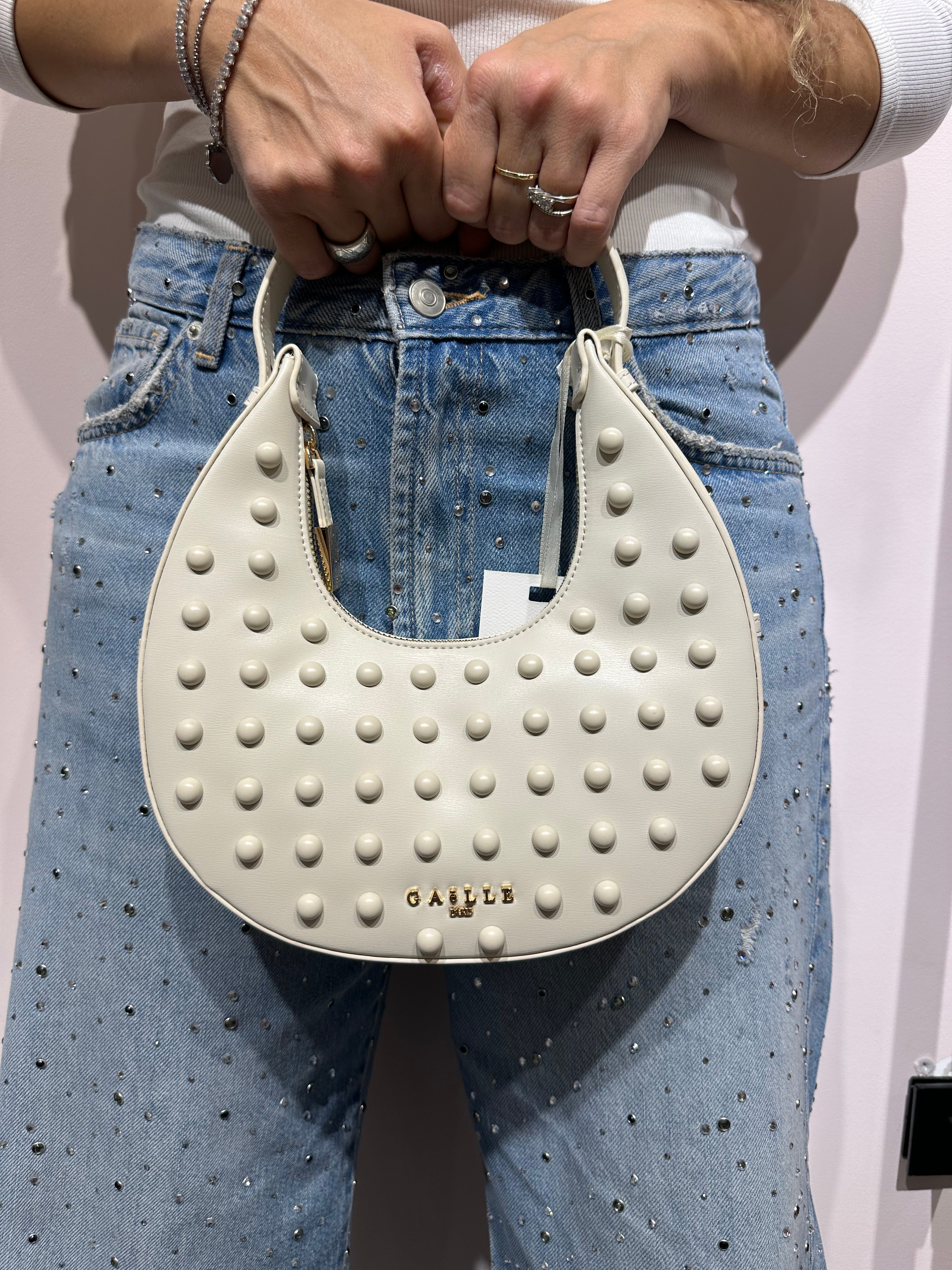 GAELLE BORSA MEZZA LUNA BIANCA CON BORCHIE A SFERA