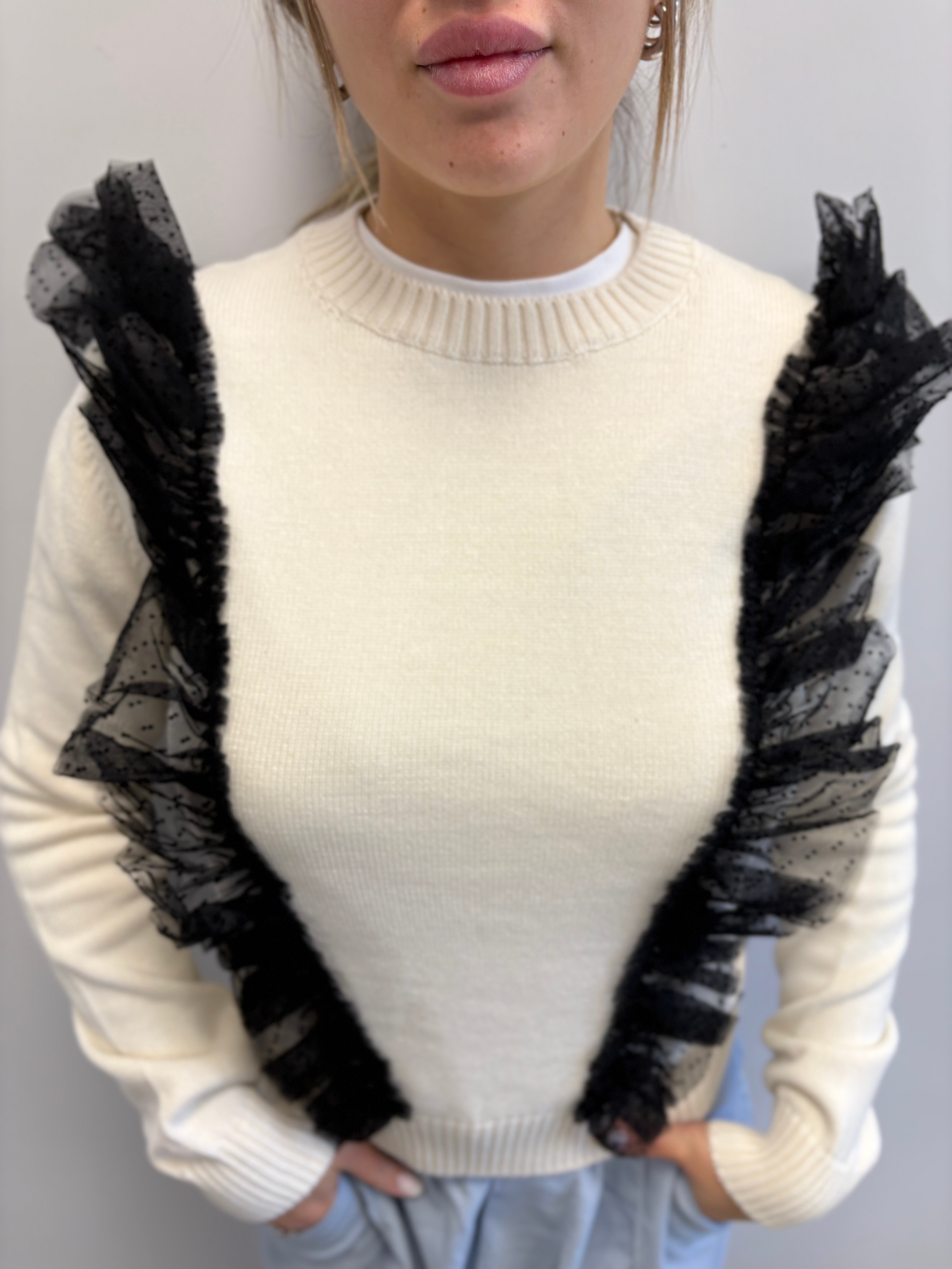 GAELLE MAGLIONE BIANCO CON VOLANT NERO