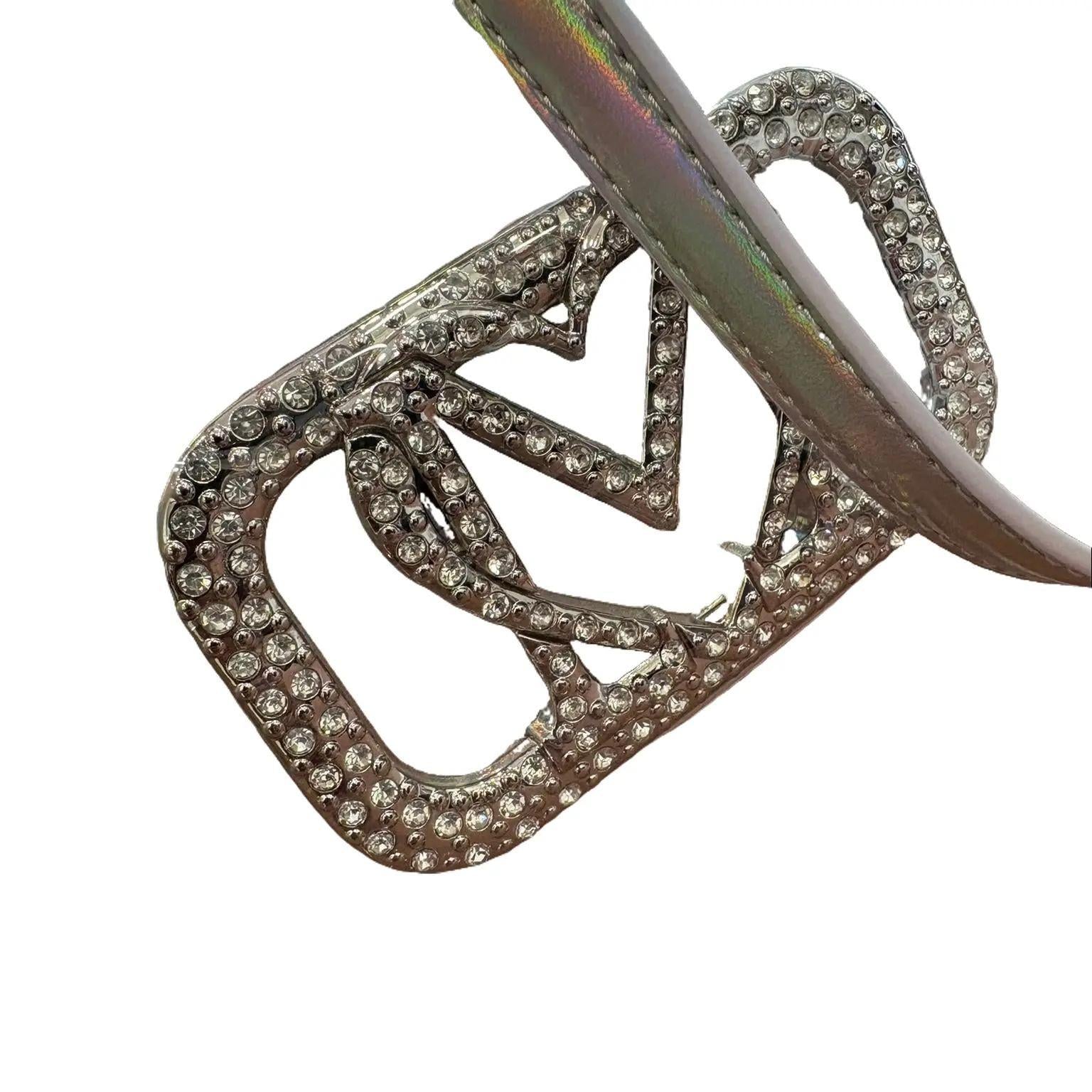 Borsa Love Moschino lucida con logo prezioso in argento