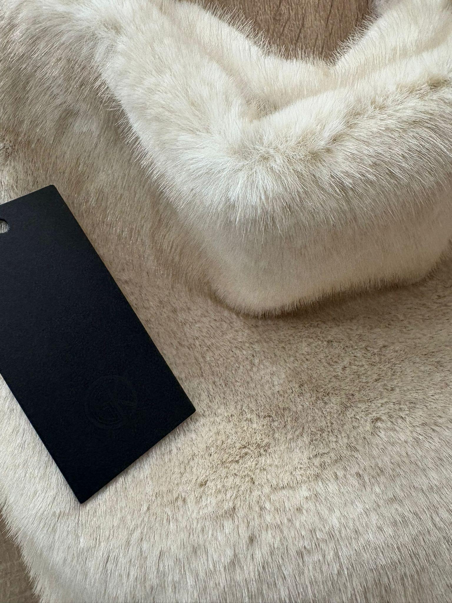 Borsa GK in pelliccia con manico in pelliccia e catena in oro