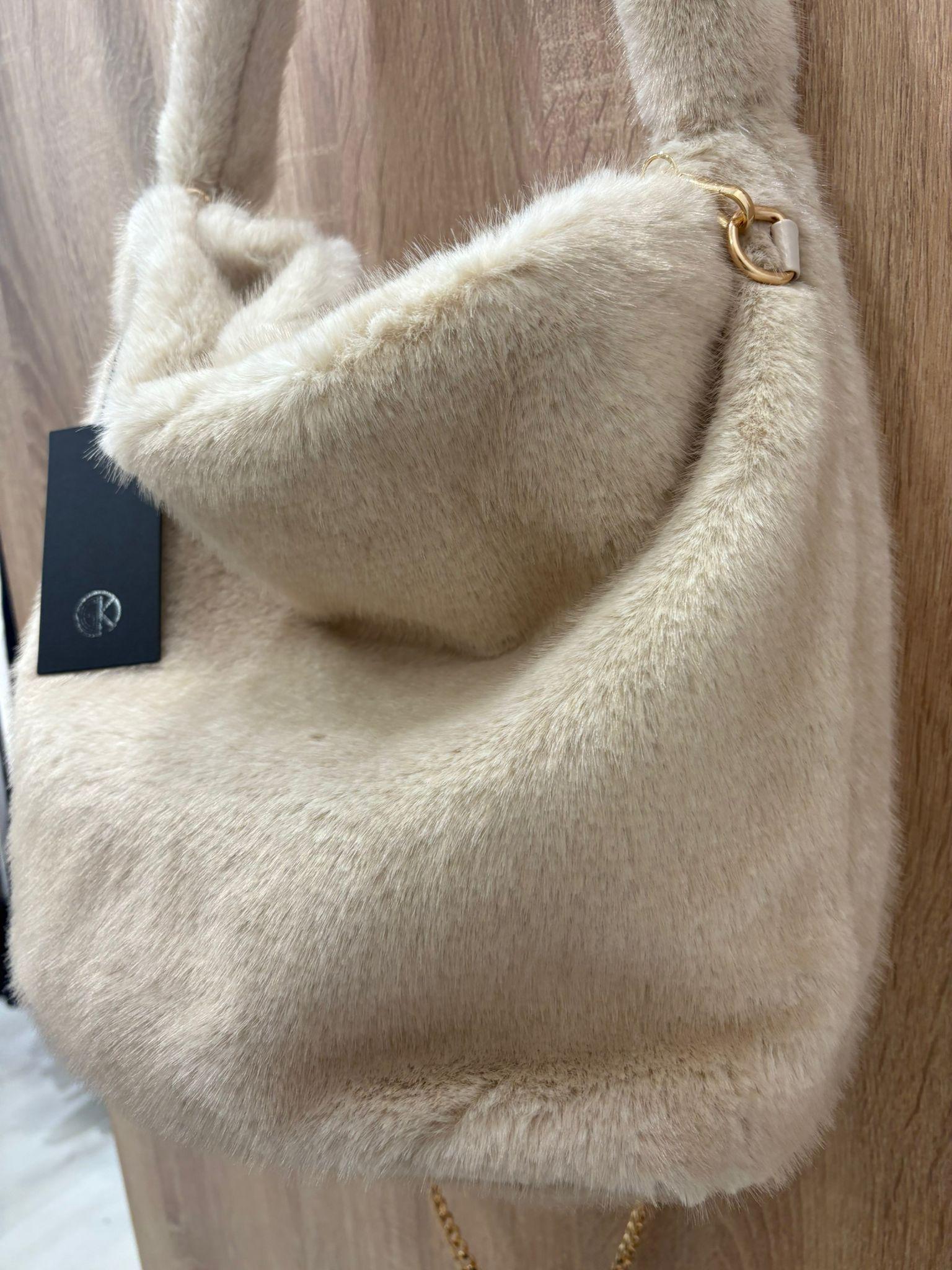 Borsa GK in pelliccia con manico in pelliccia e catena in oro