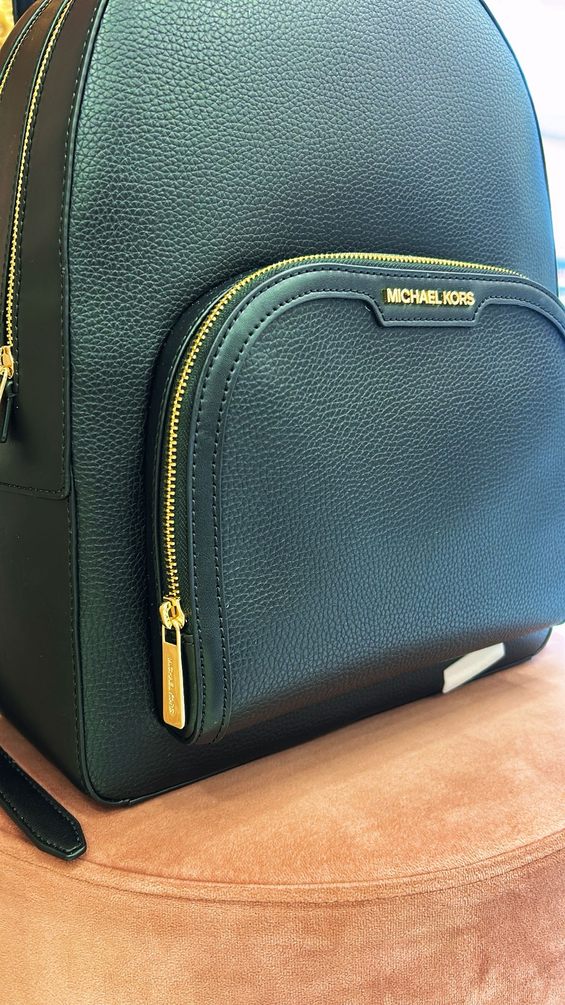 Zainetto Michael Kors con zip oro e logo in oro modello grande