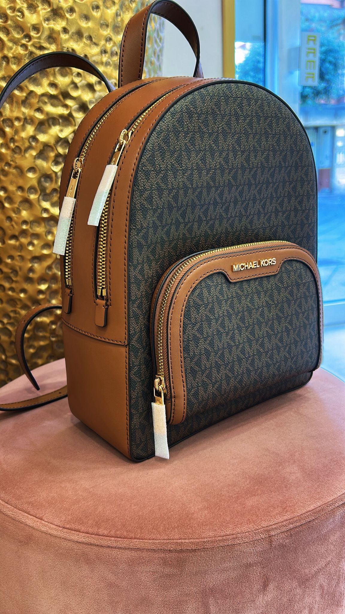 Zainetto Michael Kors con doppia zip oro e logo in oro