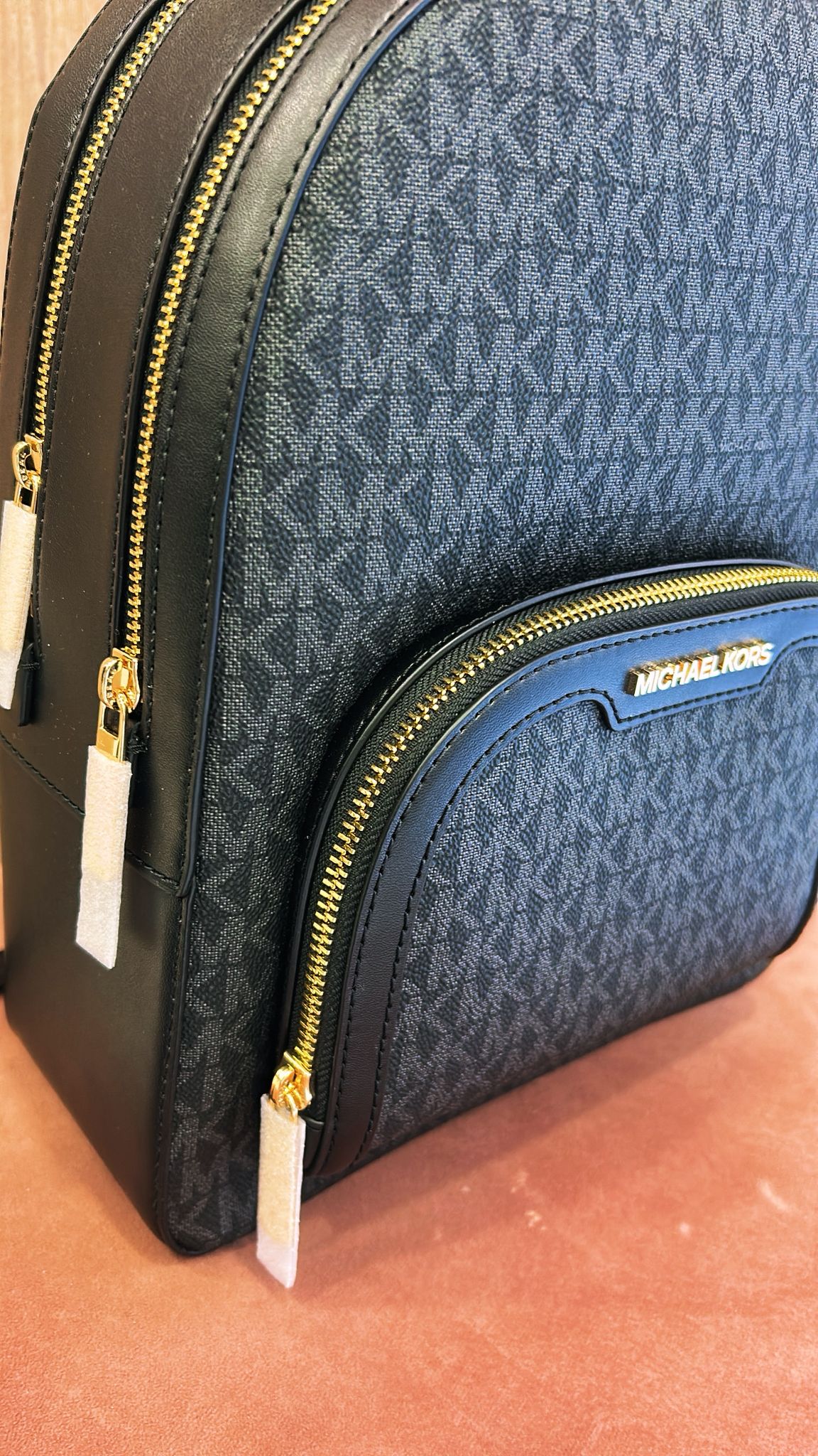 Zainetto Michael Kors con doppia zip oro e logo in oro