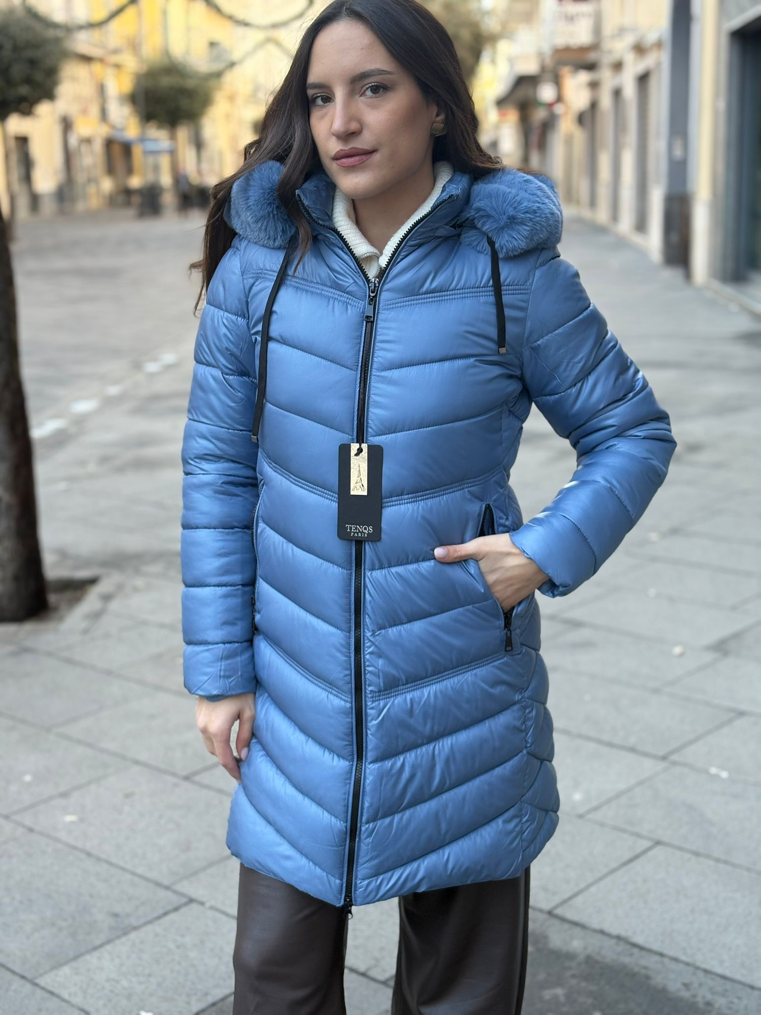 Piumino Tenqs lungo con cappuccio in pelliccia, zip nera e tasche