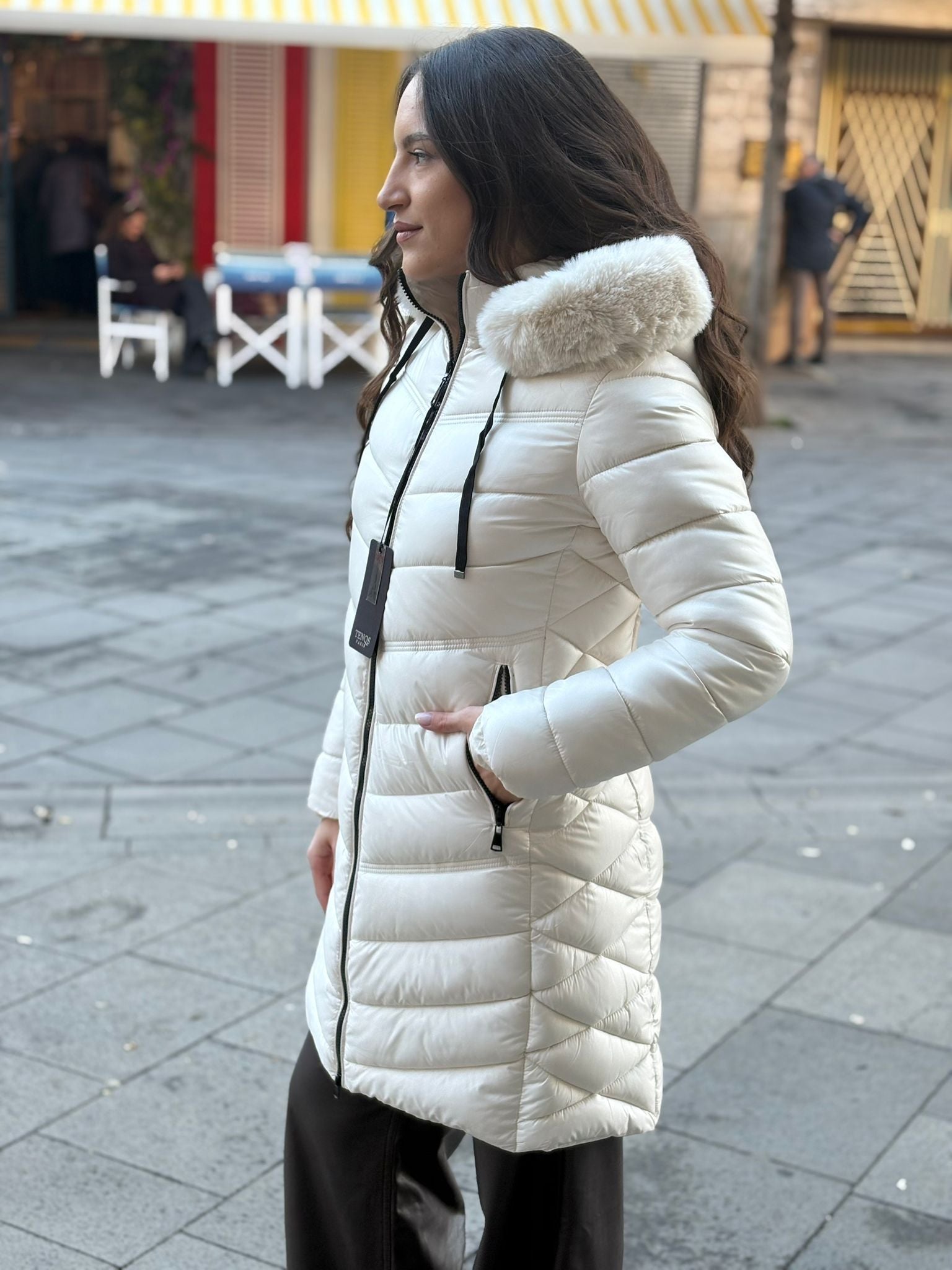 Piumino Tenqs lungo con cappuccio in pelliccia, zip nera e tasche