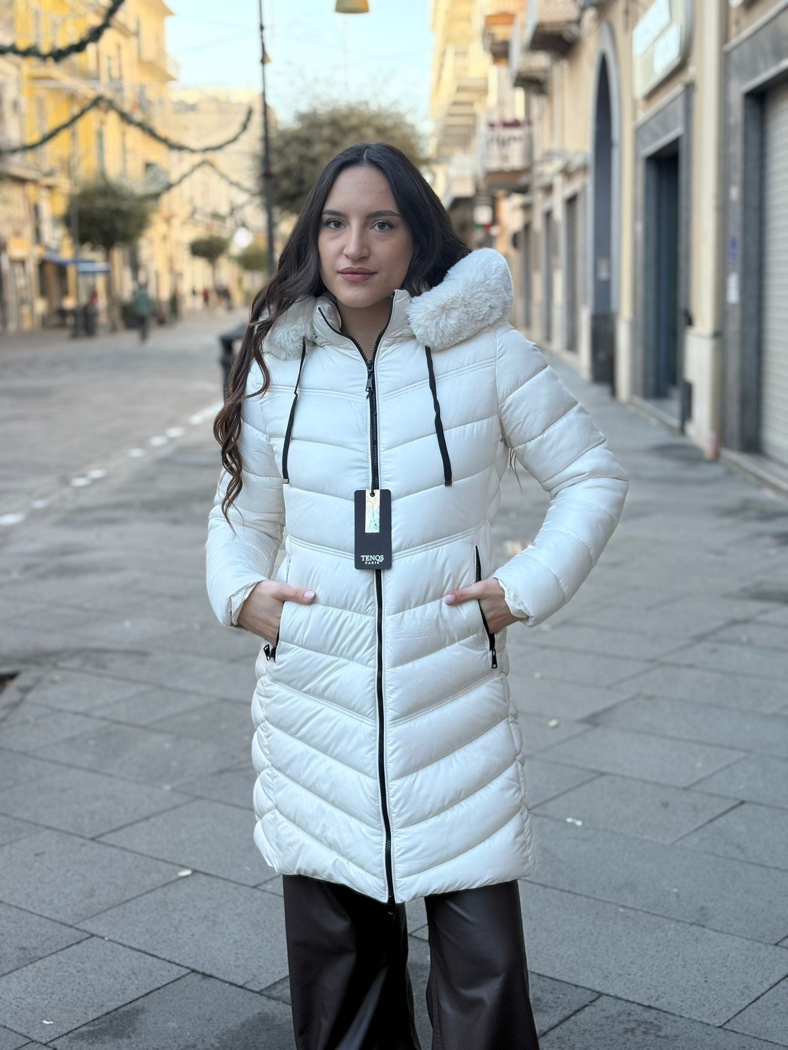 Piumino Tenqs lungo con cappuccio in pelliccia, zip nera e tasche