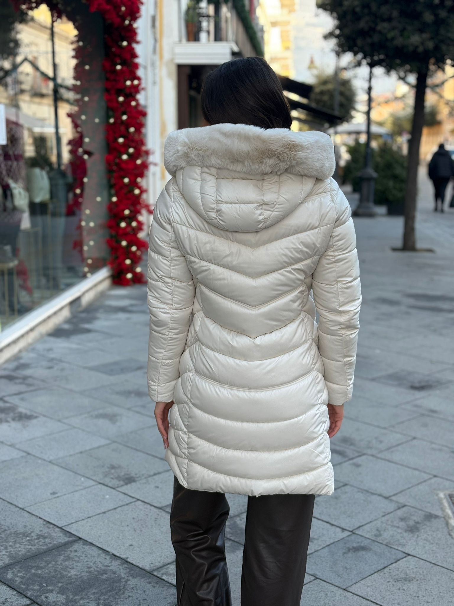 Piumino Tenqs lungo con cappuccio in pelliccia, zip nera e tasche