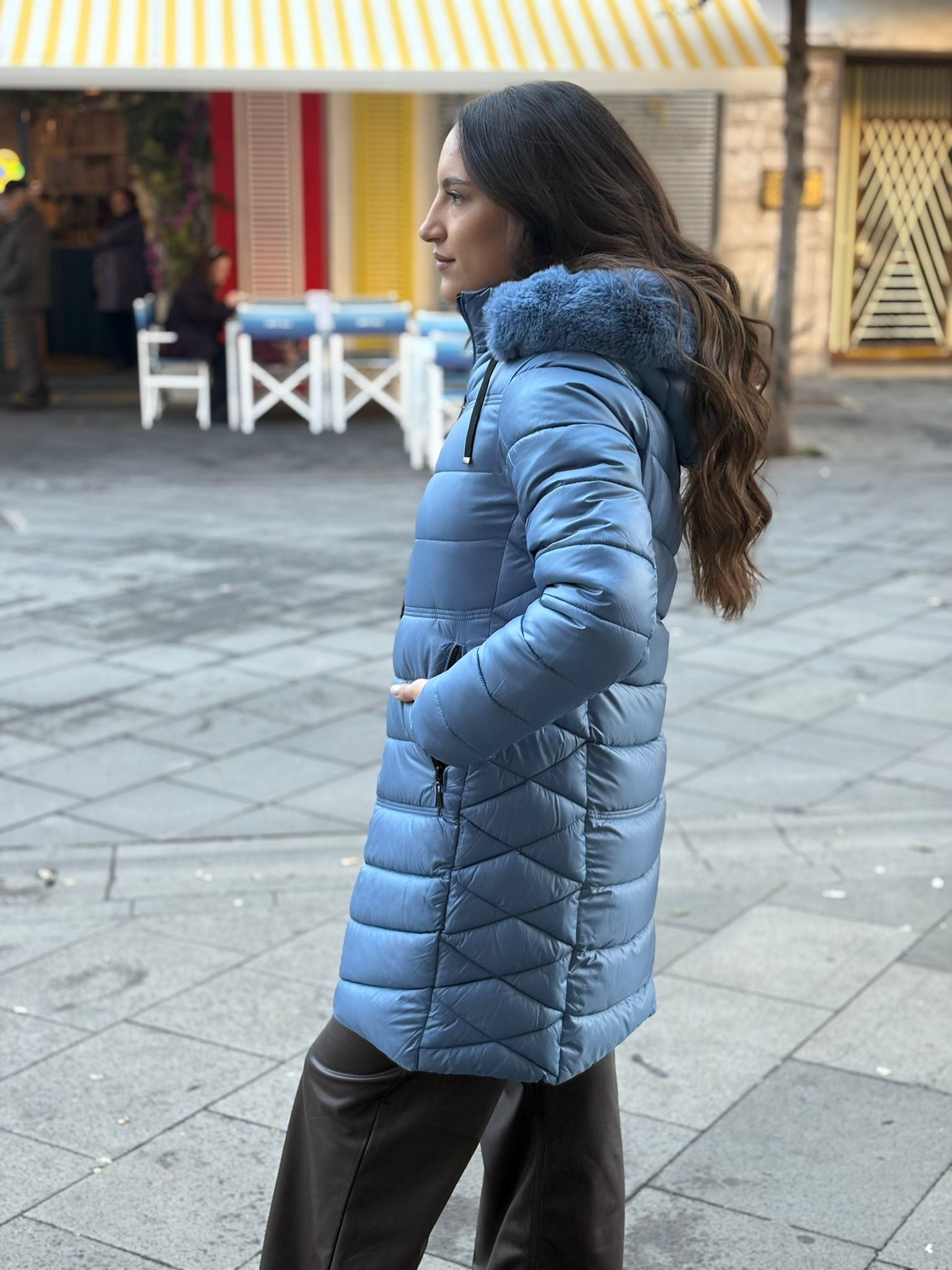 Piumino Tenqs lungo con cappuccio in pelliccia, zip nera e tasche