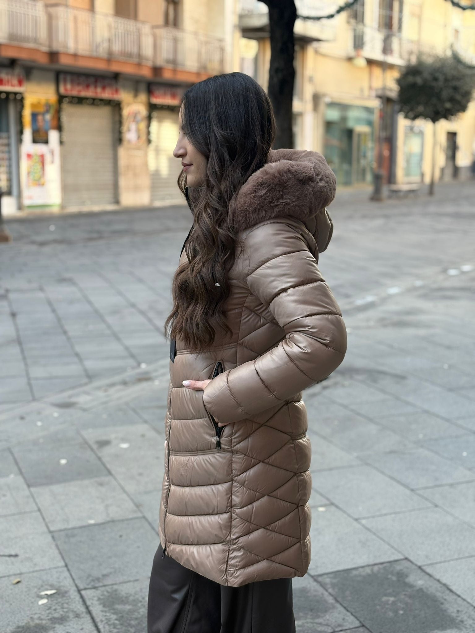 Piumino Tenqs lungo con cappuccio in pelliccia, zip nera e tasche