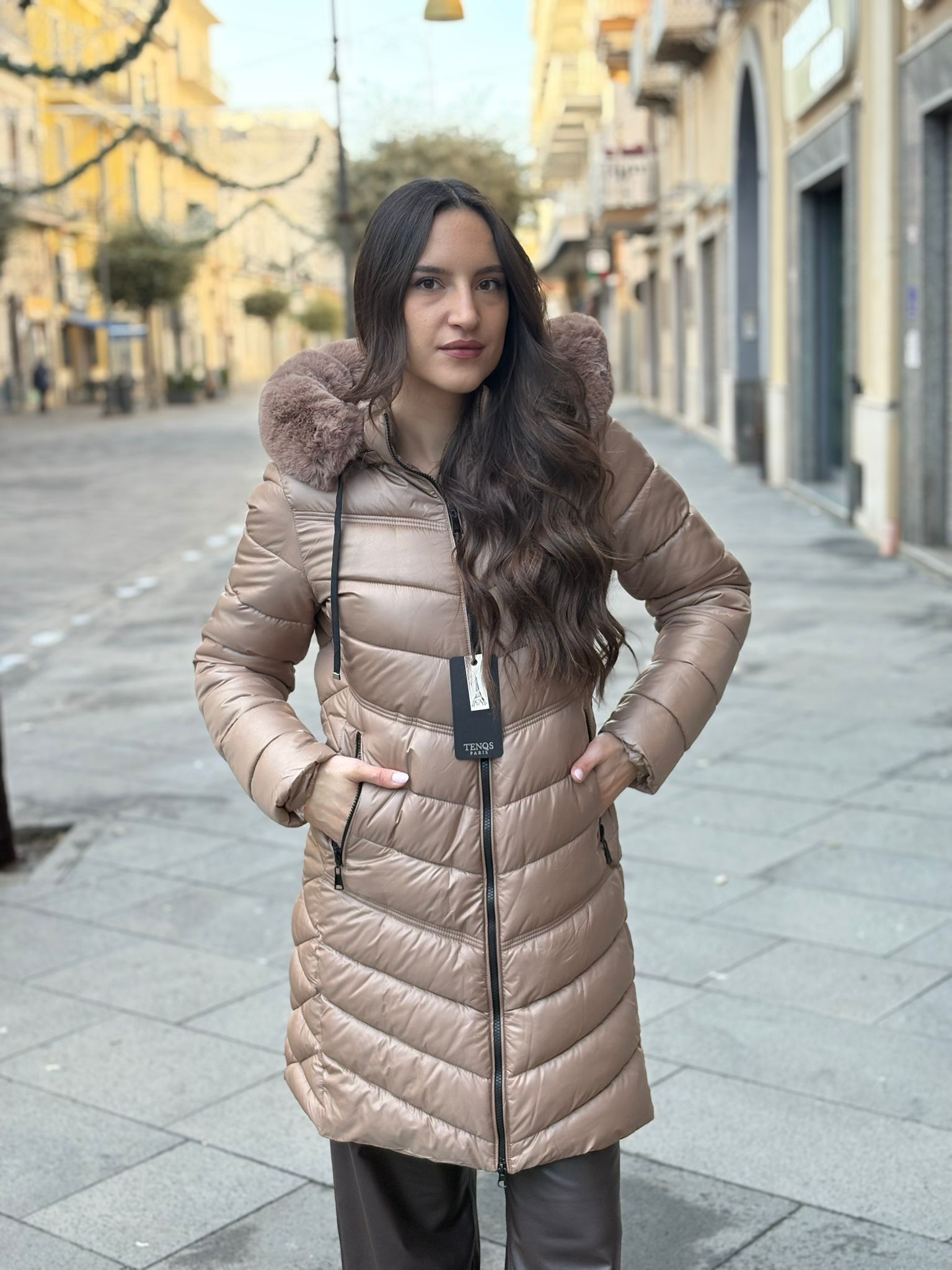 Piumino Tenqs lungo con cappuccio in pelliccia, zip nera e tasche