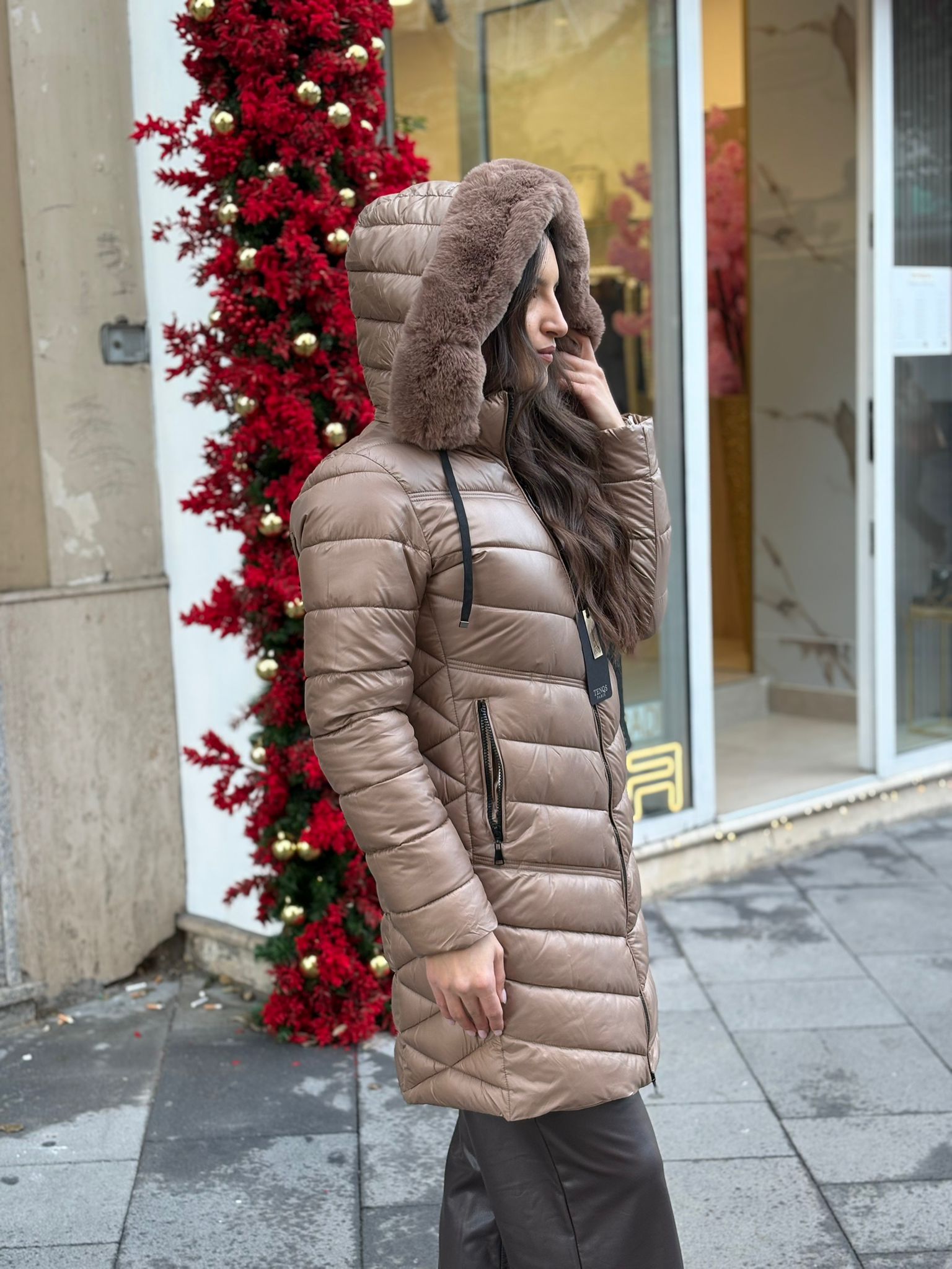 Piumino Tenqs lungo con cappuccio in pelliccia, zip nera e tasche