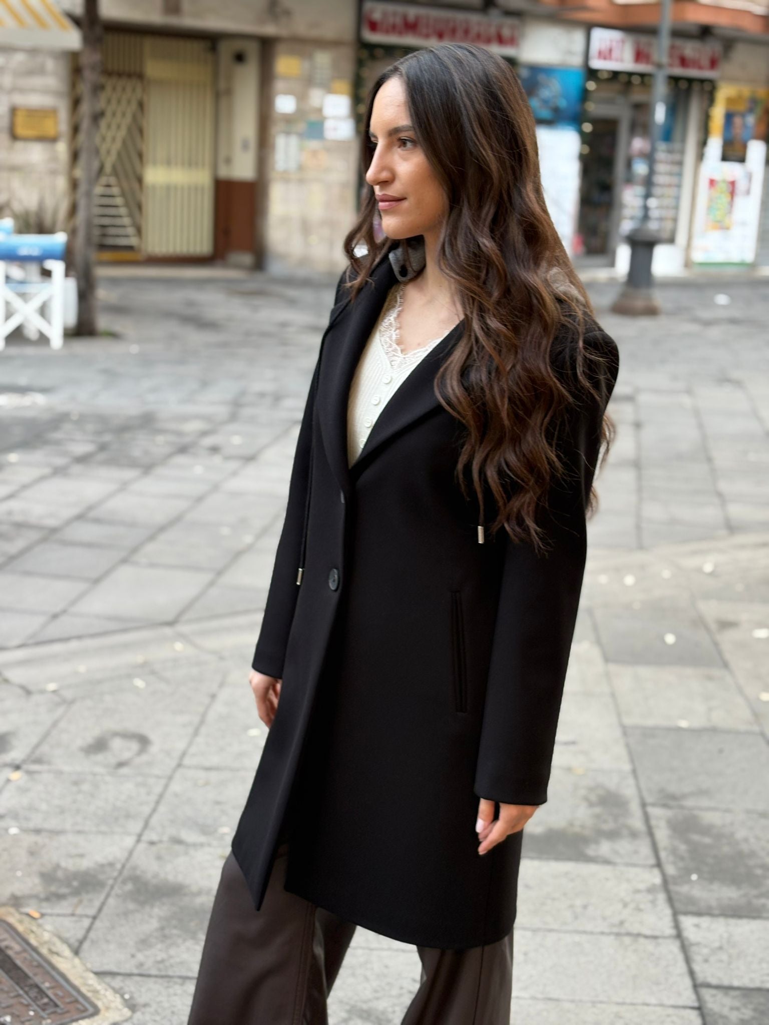 Cappotto DV lungo chiusura con bottoni tasche e cappuccio