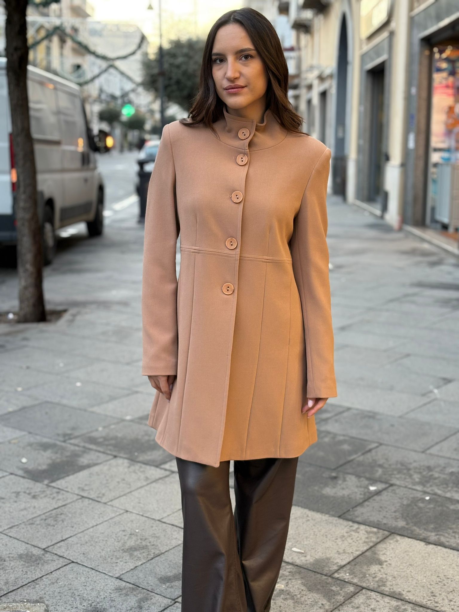 Cappotto DV mezza lungezza con chiusura in bottoni e taglio in vita