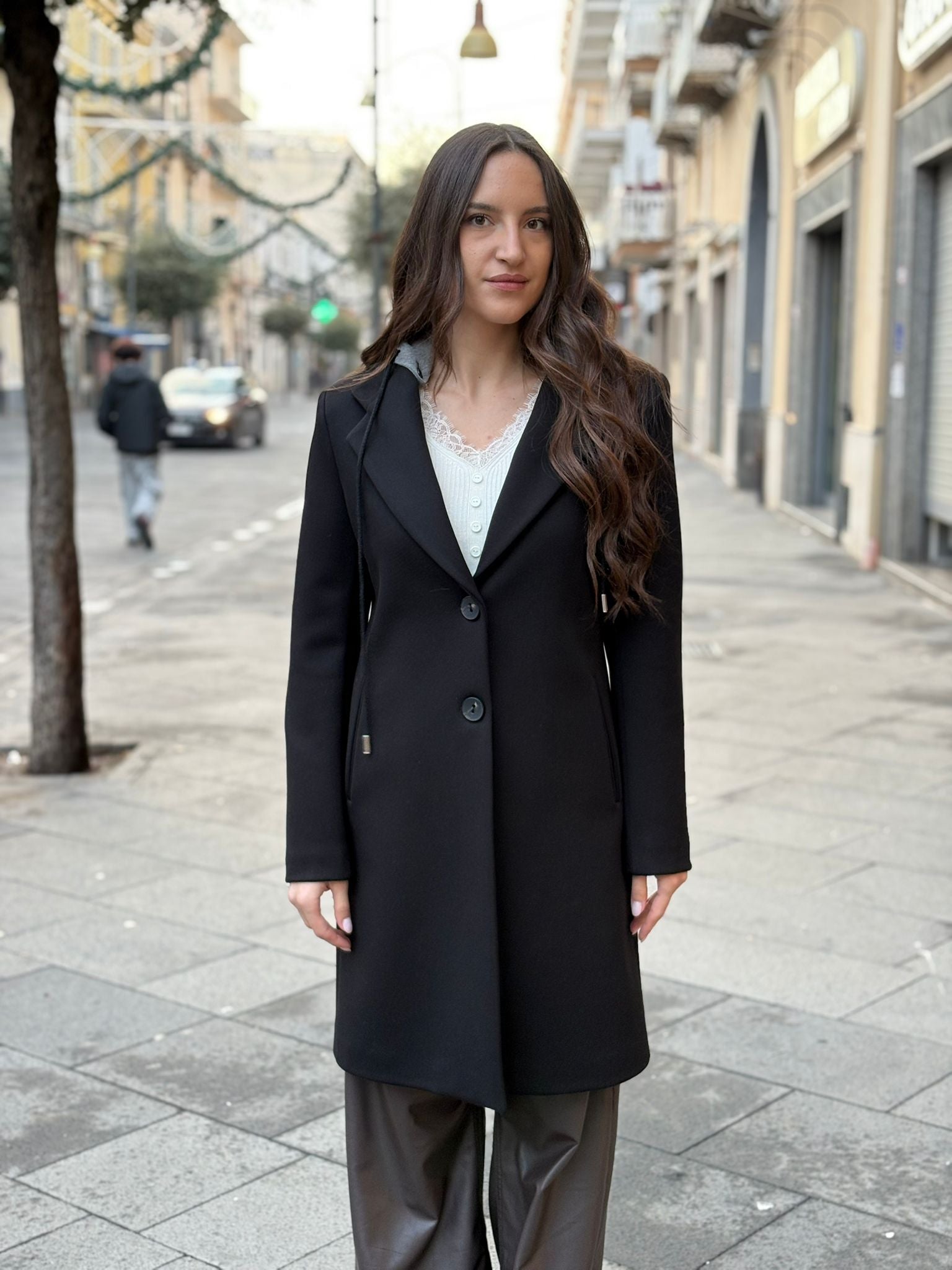 Cappotto DV lungo chiusura con bottoni tasche e cappuccio