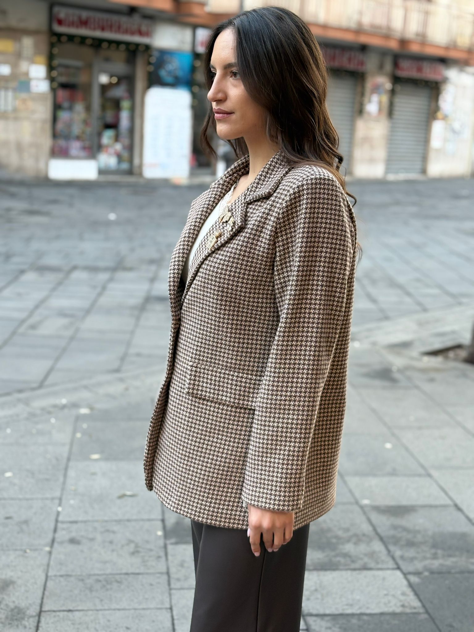 Giacca Blooma modello over con tasche e dettaglio con spille luminose