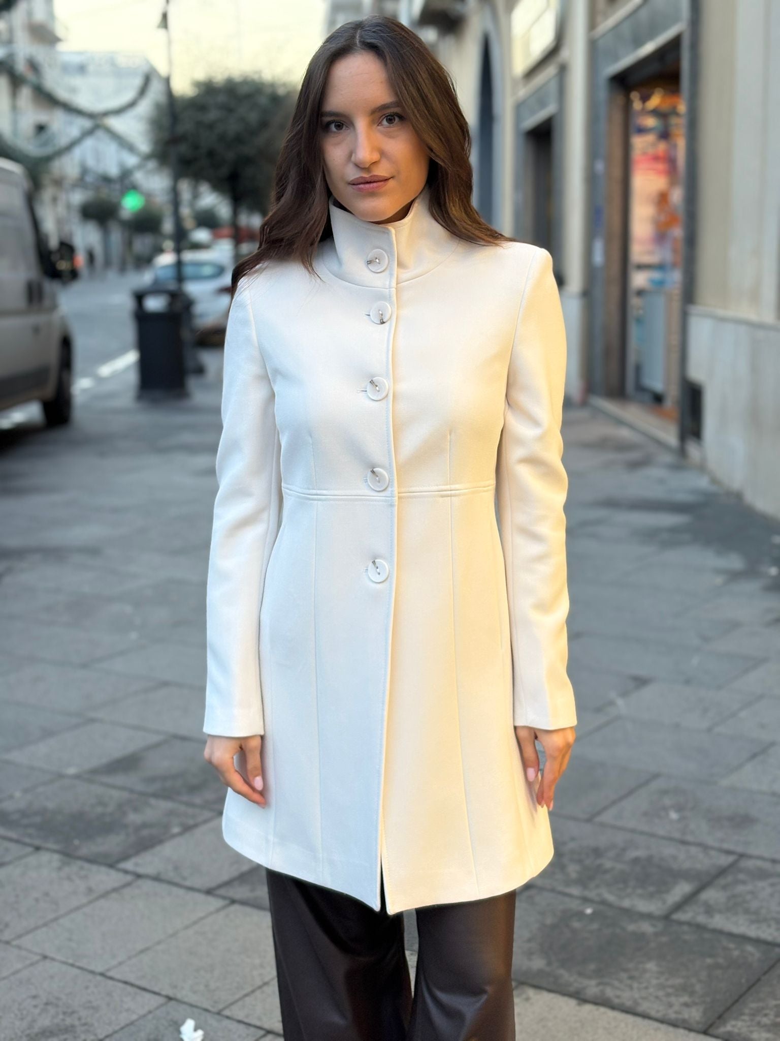 Cappotto DV mezza lungezza con chiusura in bottoni e taglio in vita