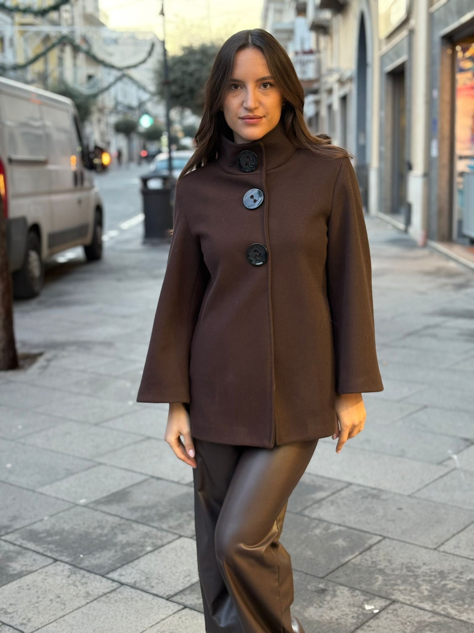 Cappottino Blooma corto con tre bottoni grandi modello mantella