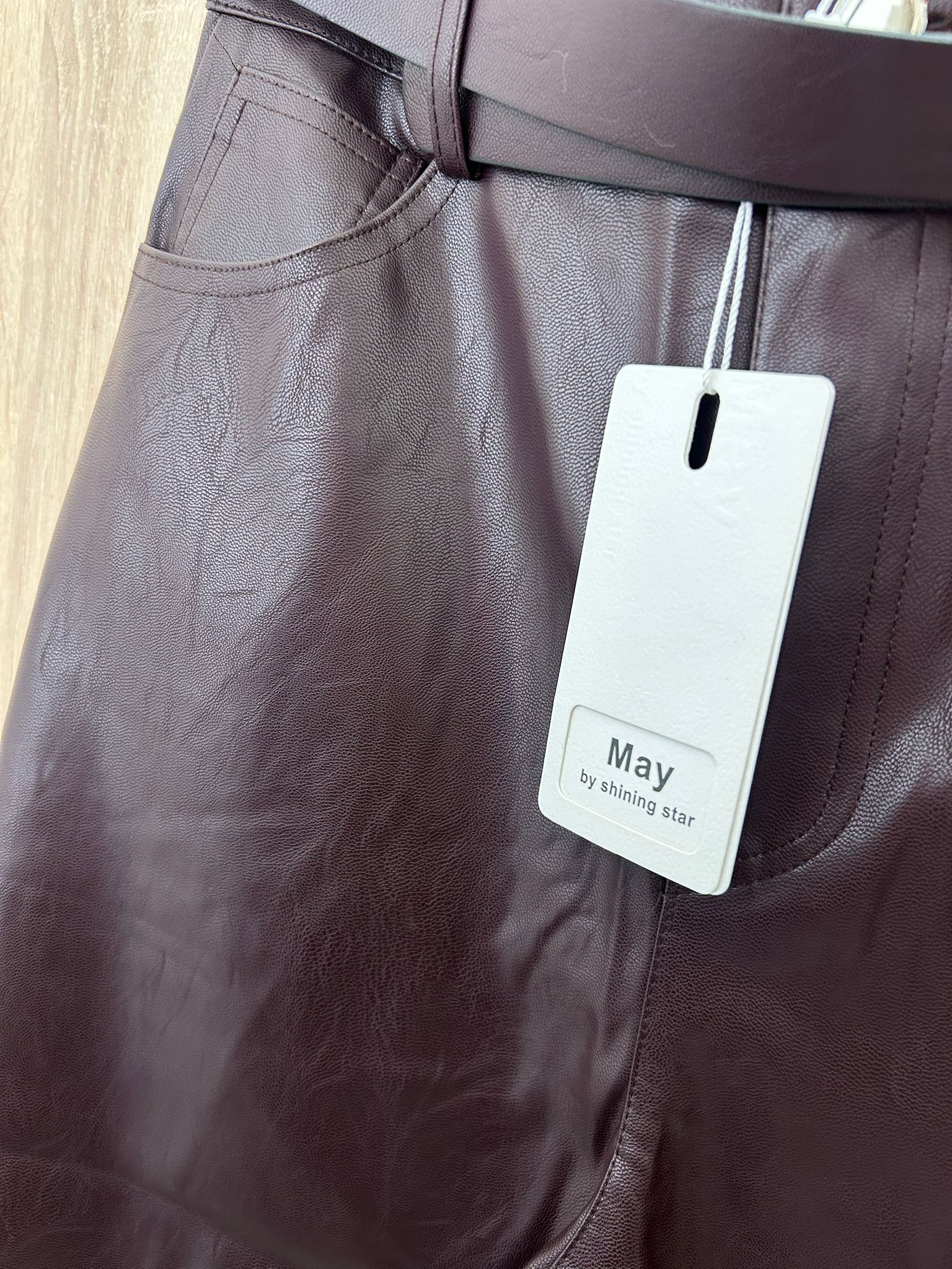 Pantalone May in pelle modello a zampa