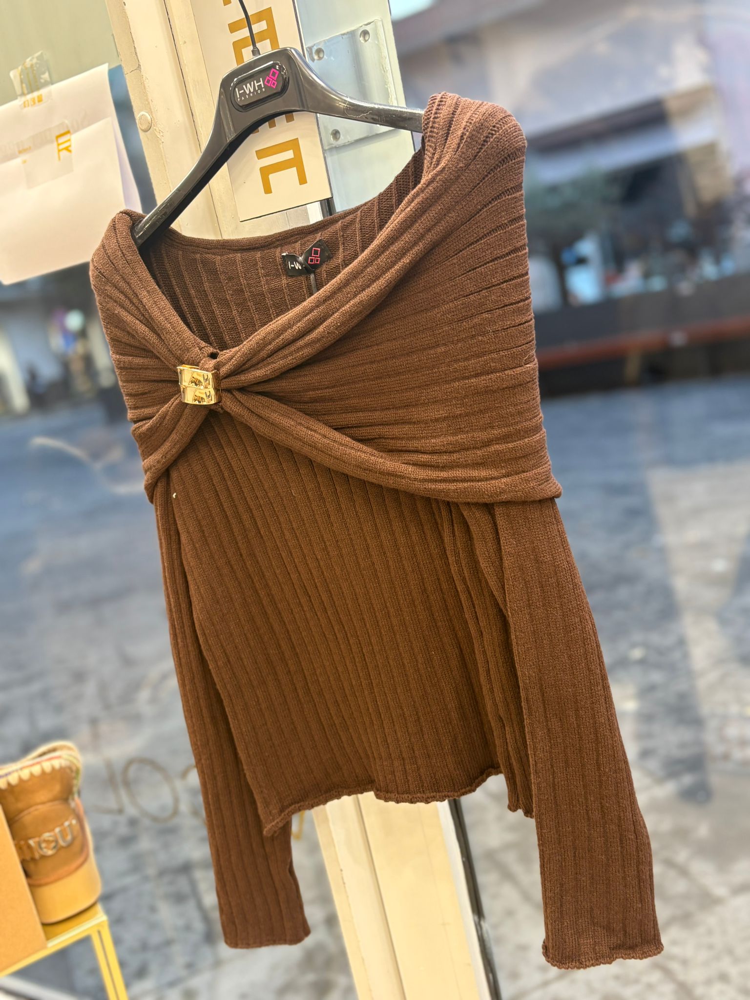 Maglia Fashion a costine scollaura importante