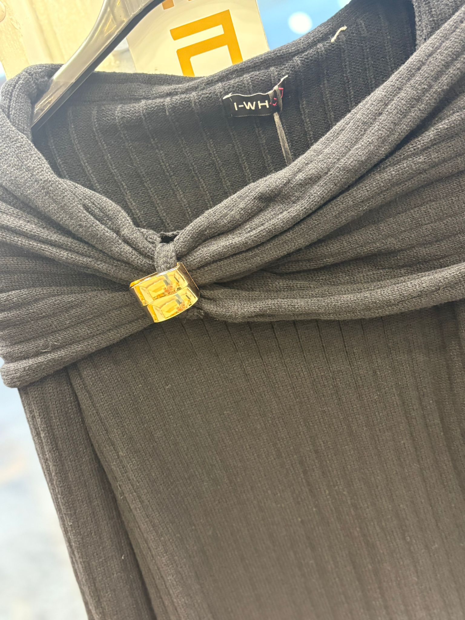 Maglia Fashion a costine scollaura importante