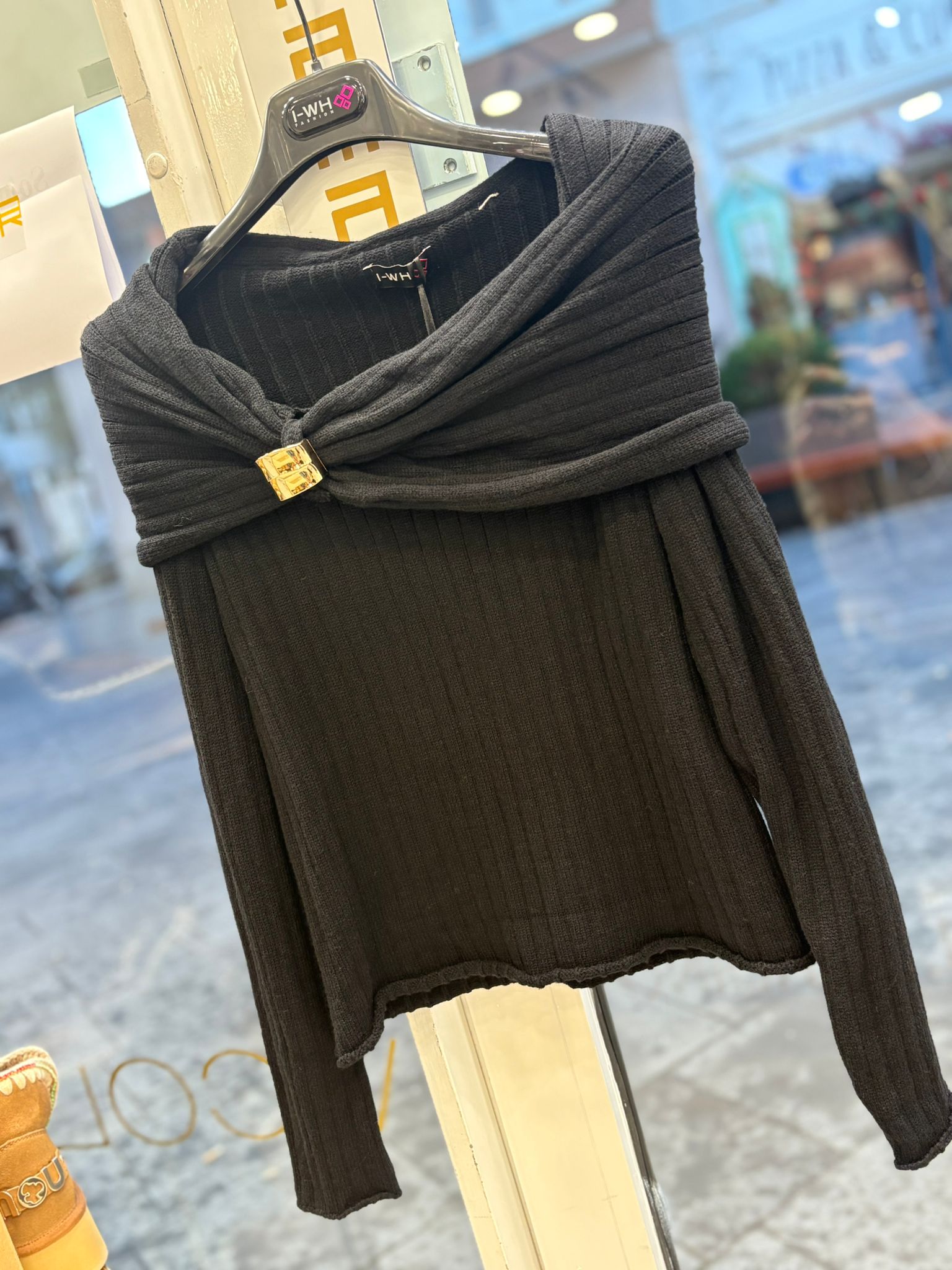 Maglia Fashion a costine scollaura importante