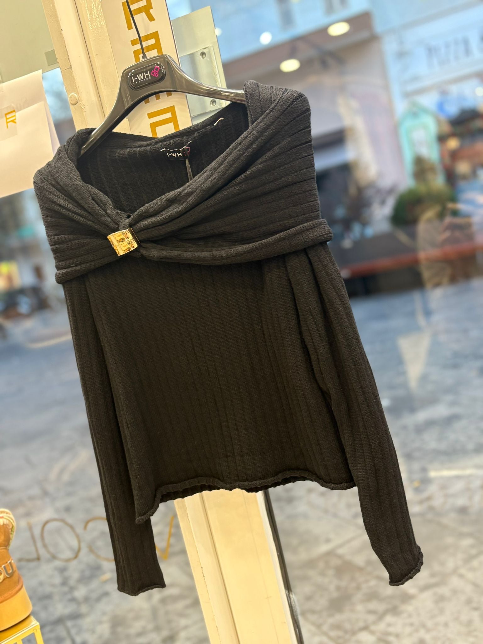 Maglia Fashion a costine scollaura importante