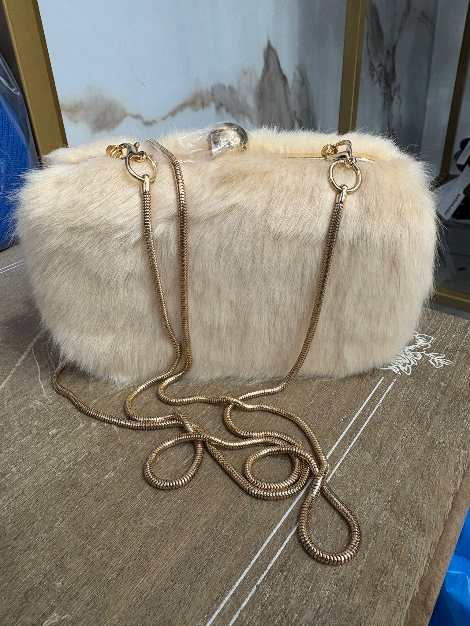 Pochette Guess Marciano in pelliccia beige