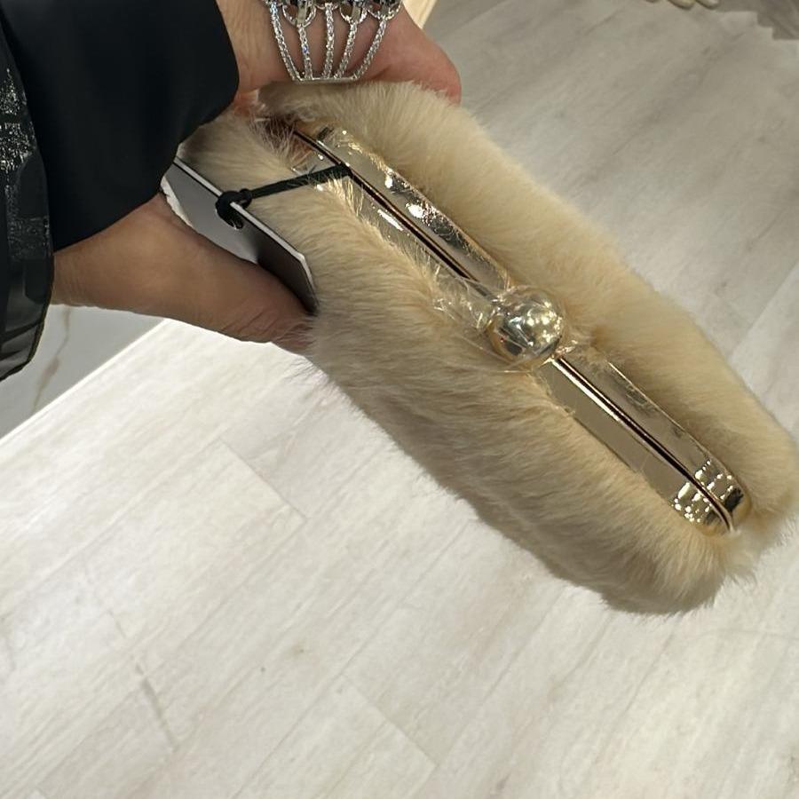 Pochette Guess Marciano in pelliccia beige