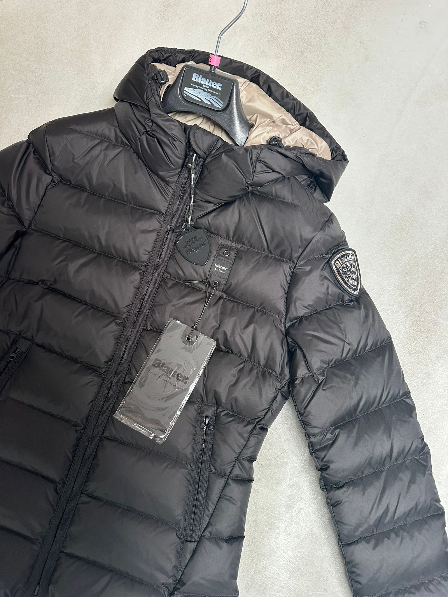 Piumino Blauer Corto con logo sulla spalla