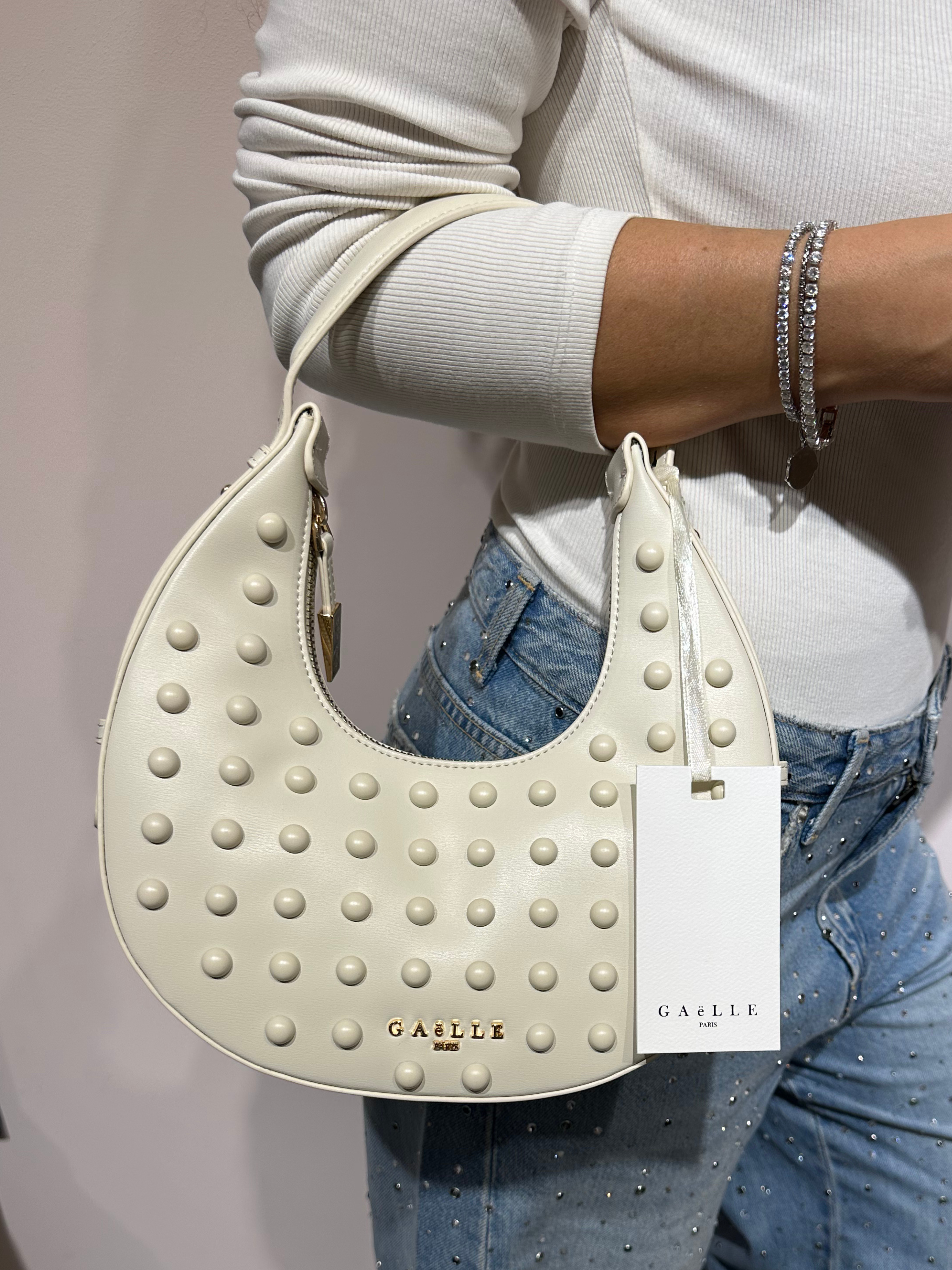 GAELLE BORSA MEZZA LUNA BIANCA CON BORCHIE A SFERA