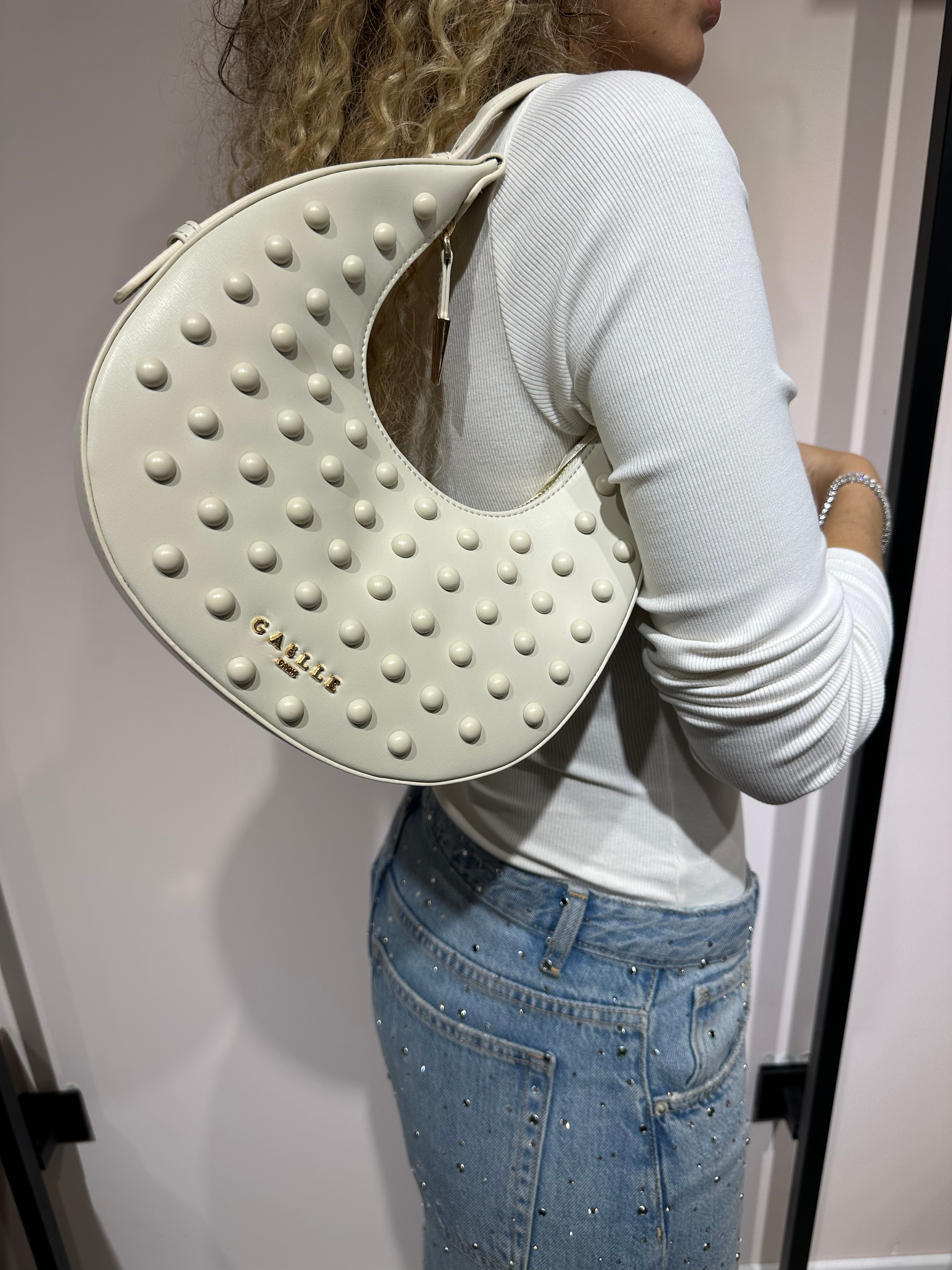 GAELLE BORSA MEZZA LUNA BIANCA CON BORCHIE A SFERA
