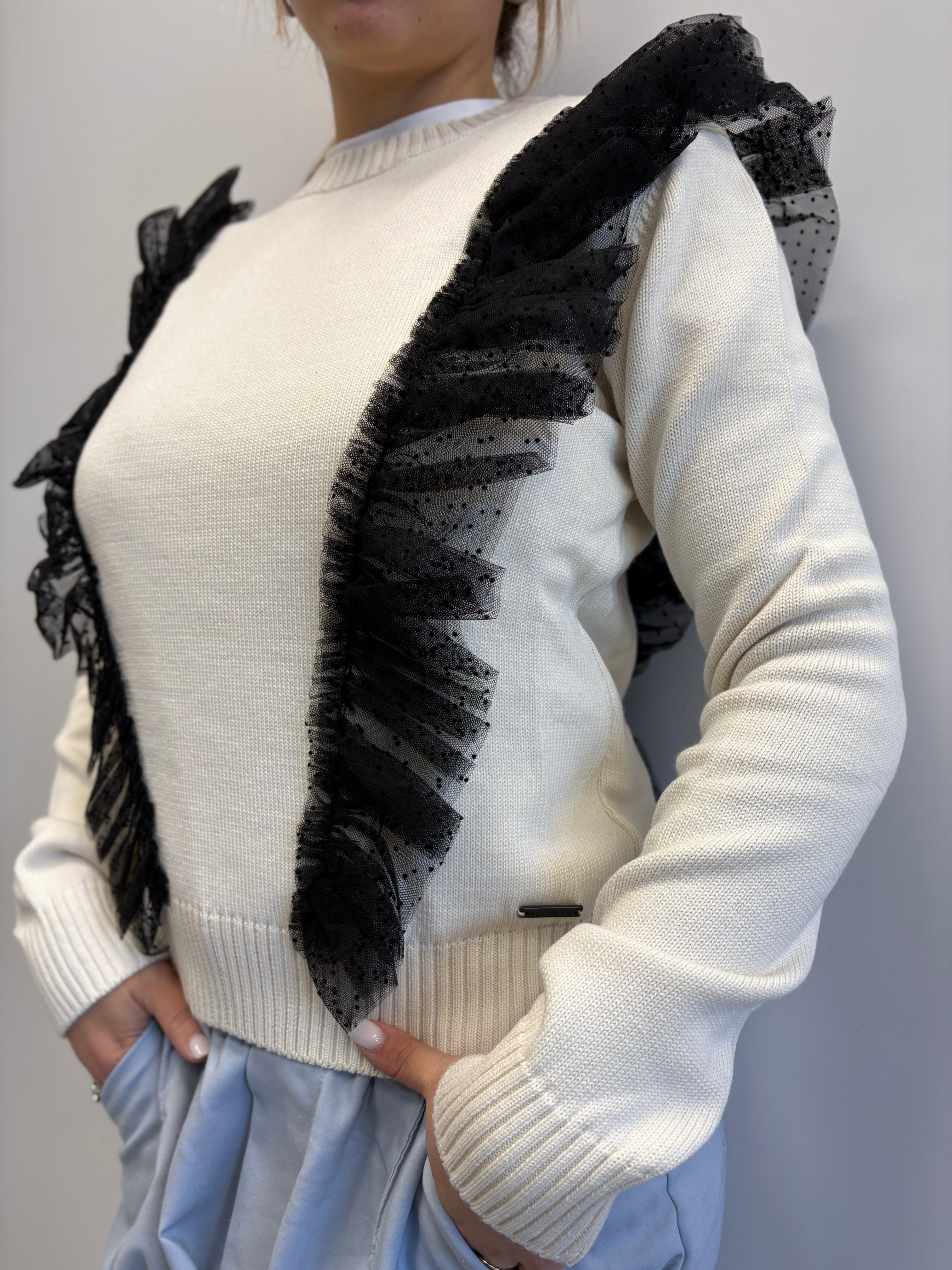 GAELLE MAGLIONE BIANCO CON VOLANT NERO