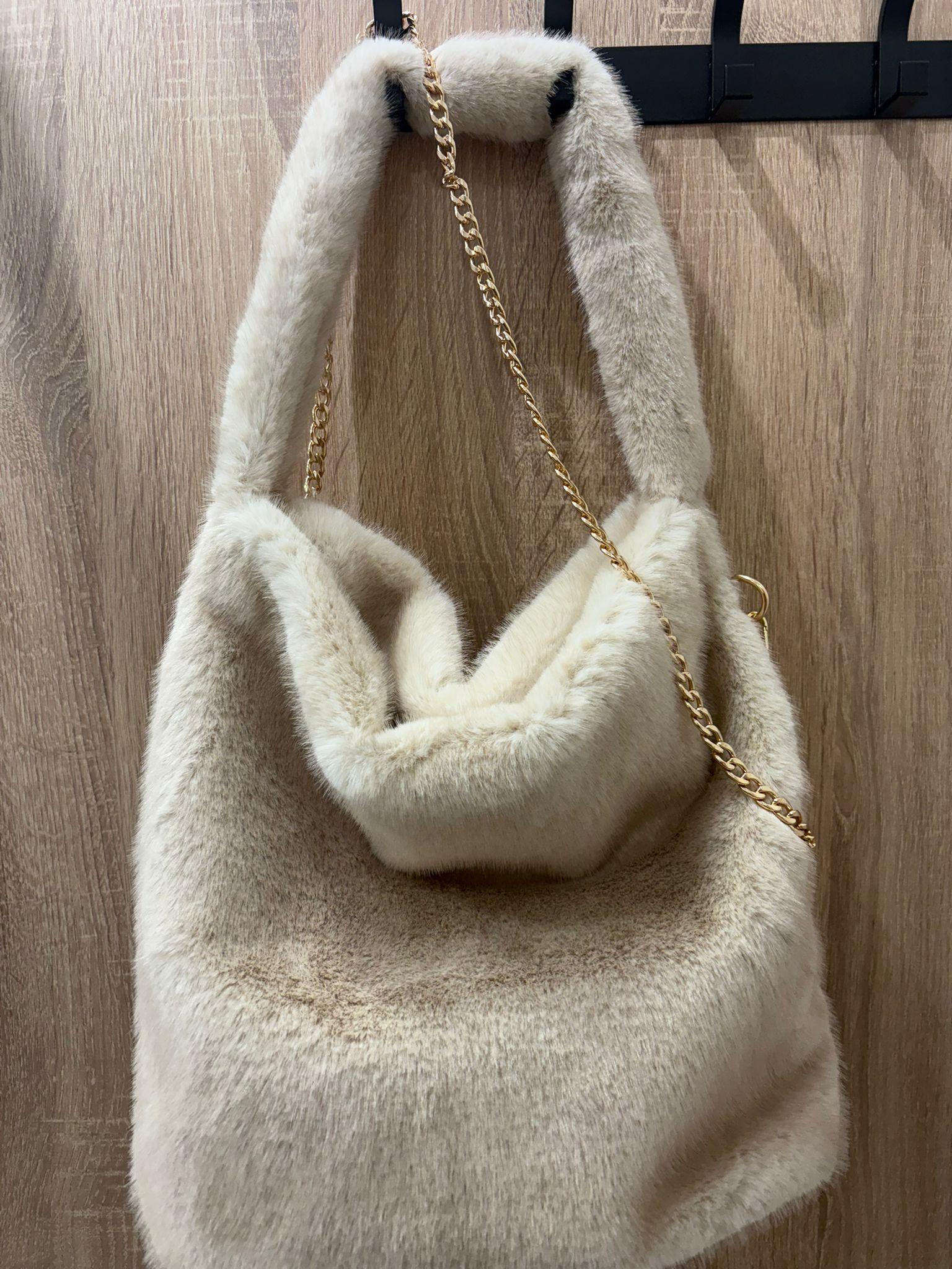 Borsa GK in pelliccia con manico in pelliccia e catena in oro
