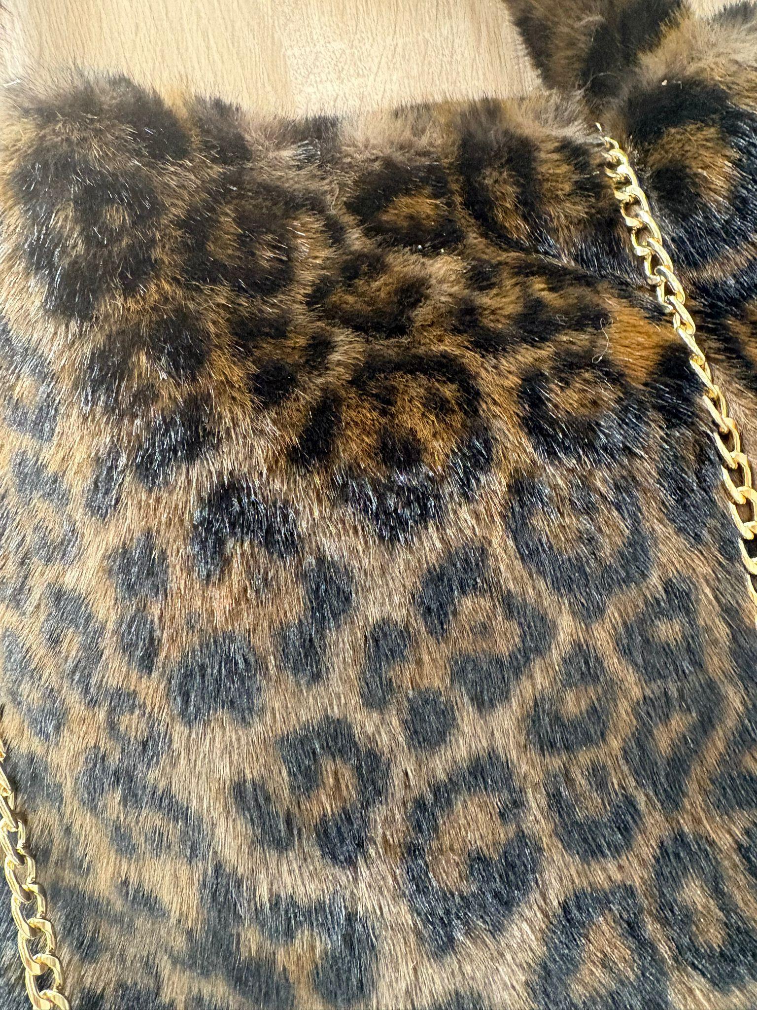 Borsa GK in pelliccia con manico in pelliccia e catena oro