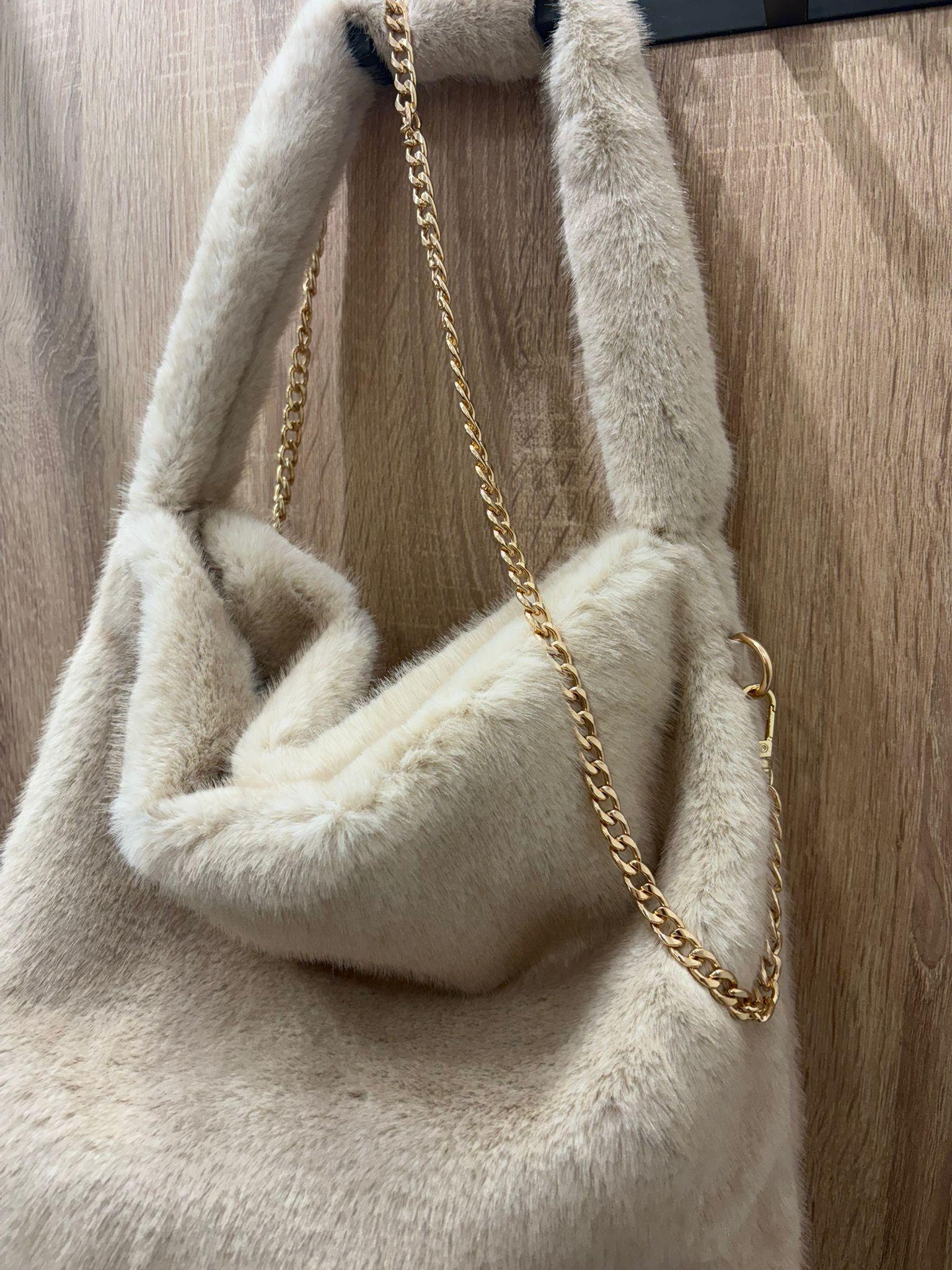 Borsa GK in pelliccia con manico in pelliccia e catena in oro