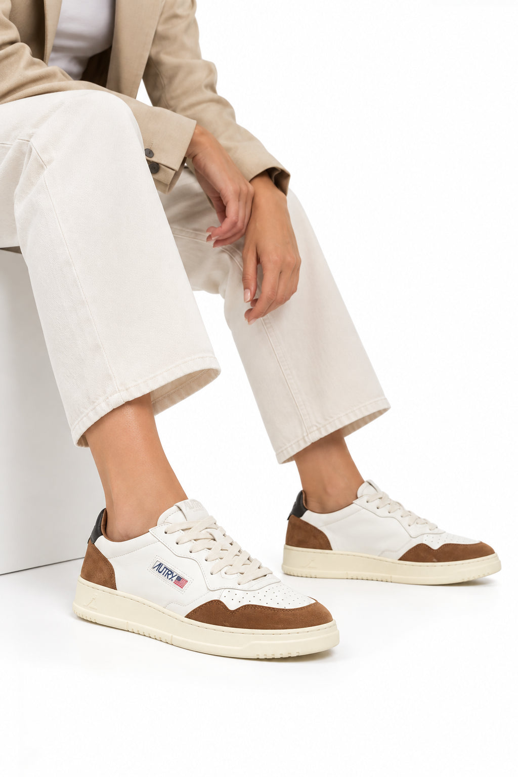 SNEAKERS AUTRY LOW WOM IN PELLE E CAMOSCIO