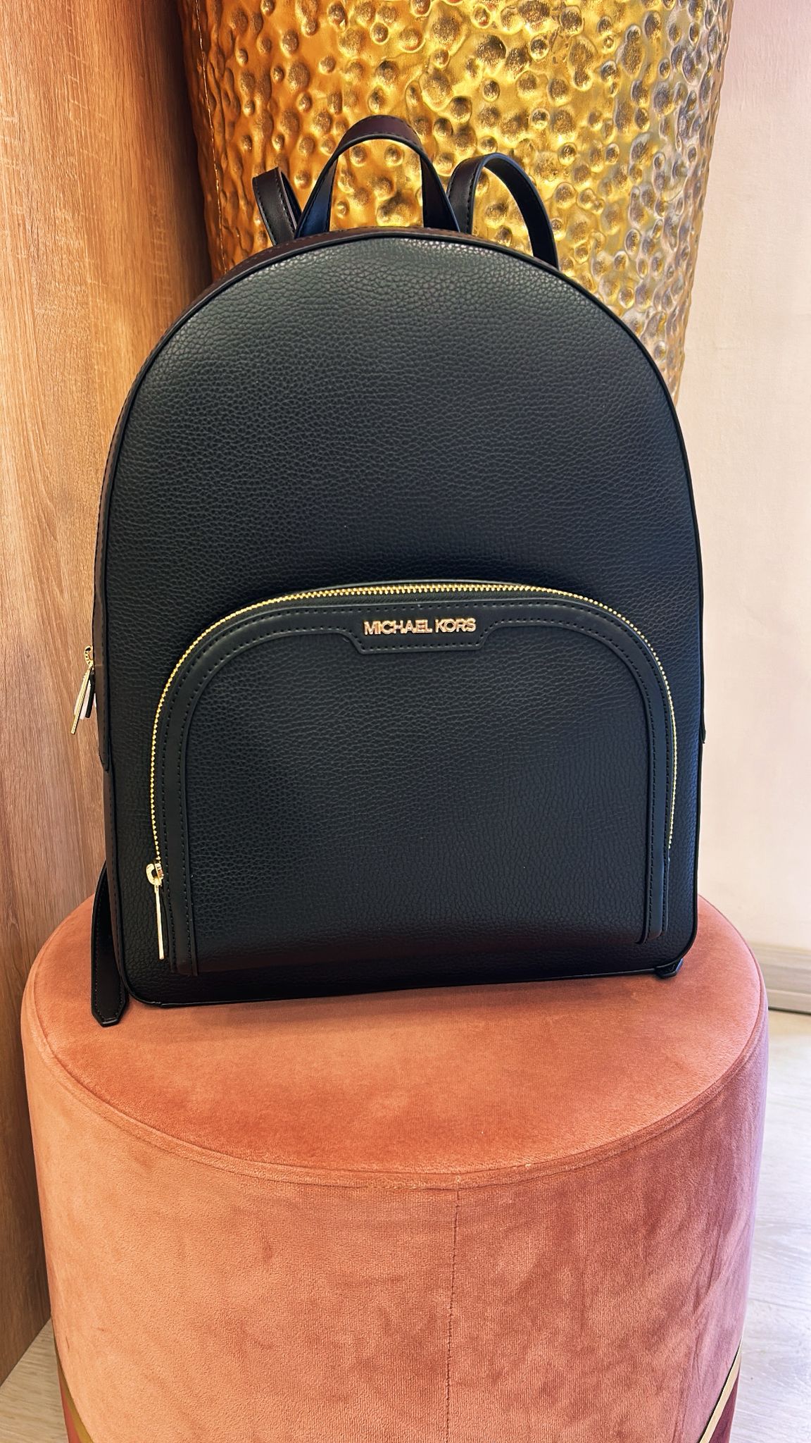 Zainetto Michael Kors con zip oro e logo in oro modello grande