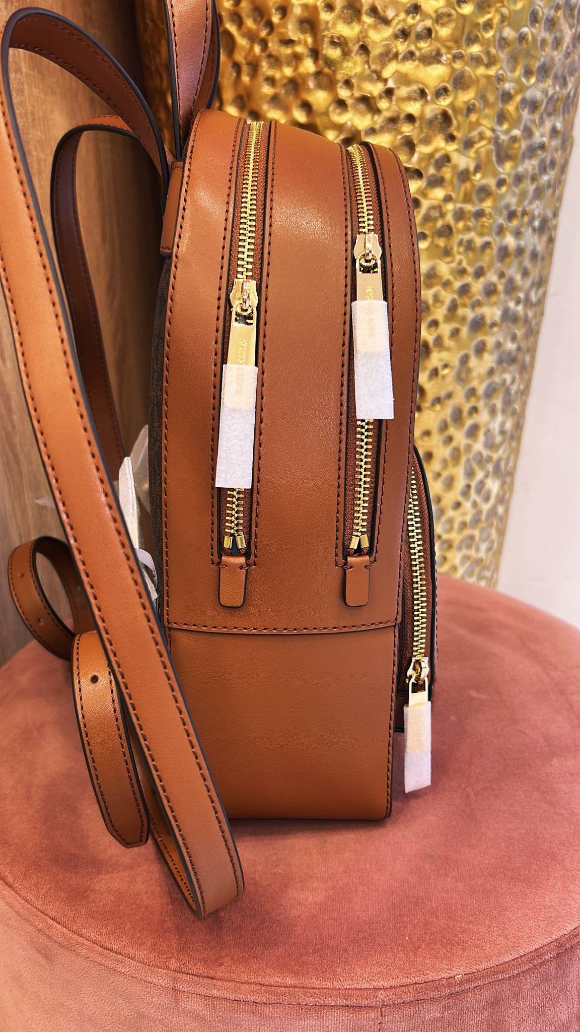 Zainetto Michael Kors con doppia zip oro e logo in oro