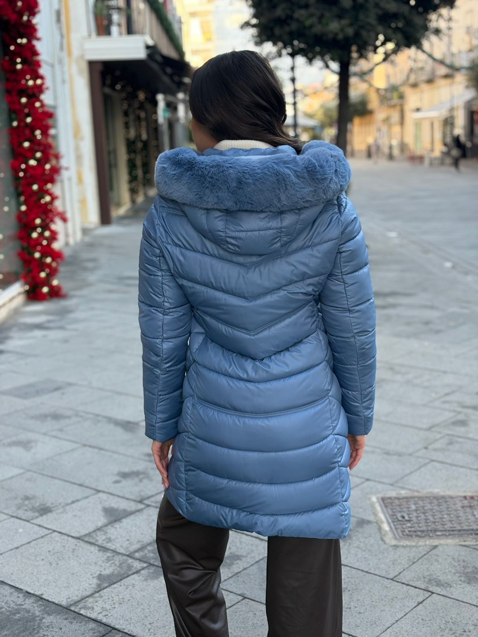 Piumino Tenqs lungo con cappuccio in pelliccia, zip nera e tasche