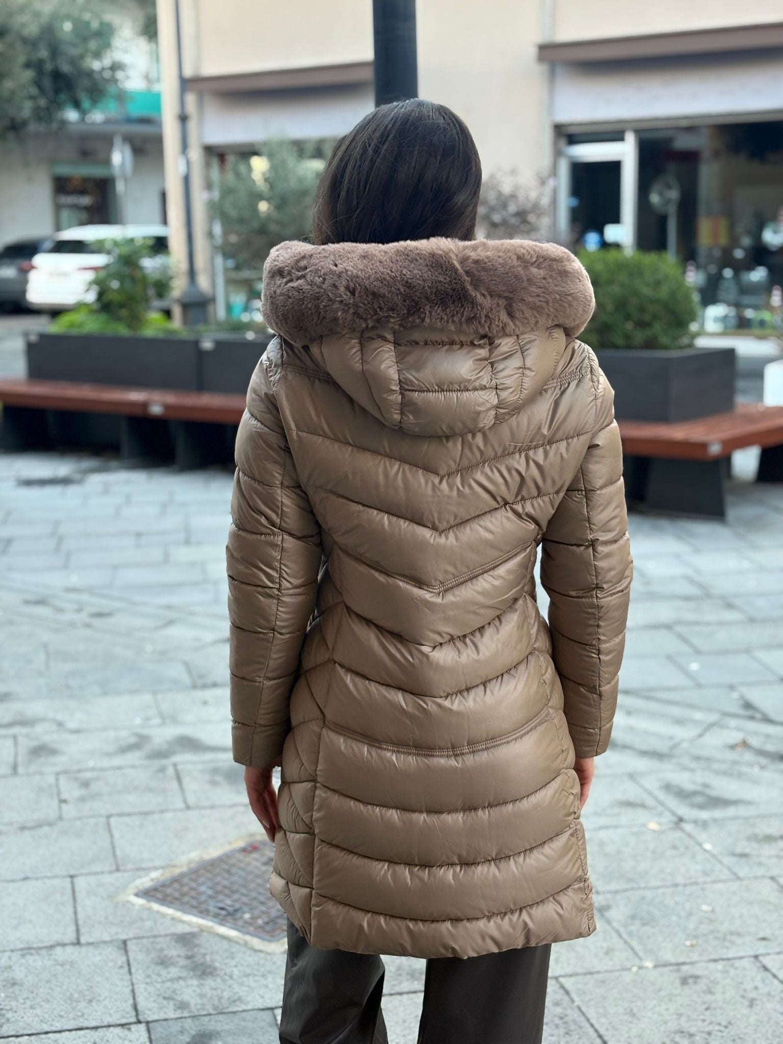 Piumino Tenqs lungo con cappuccio in pelliccia, zip nera e tasche