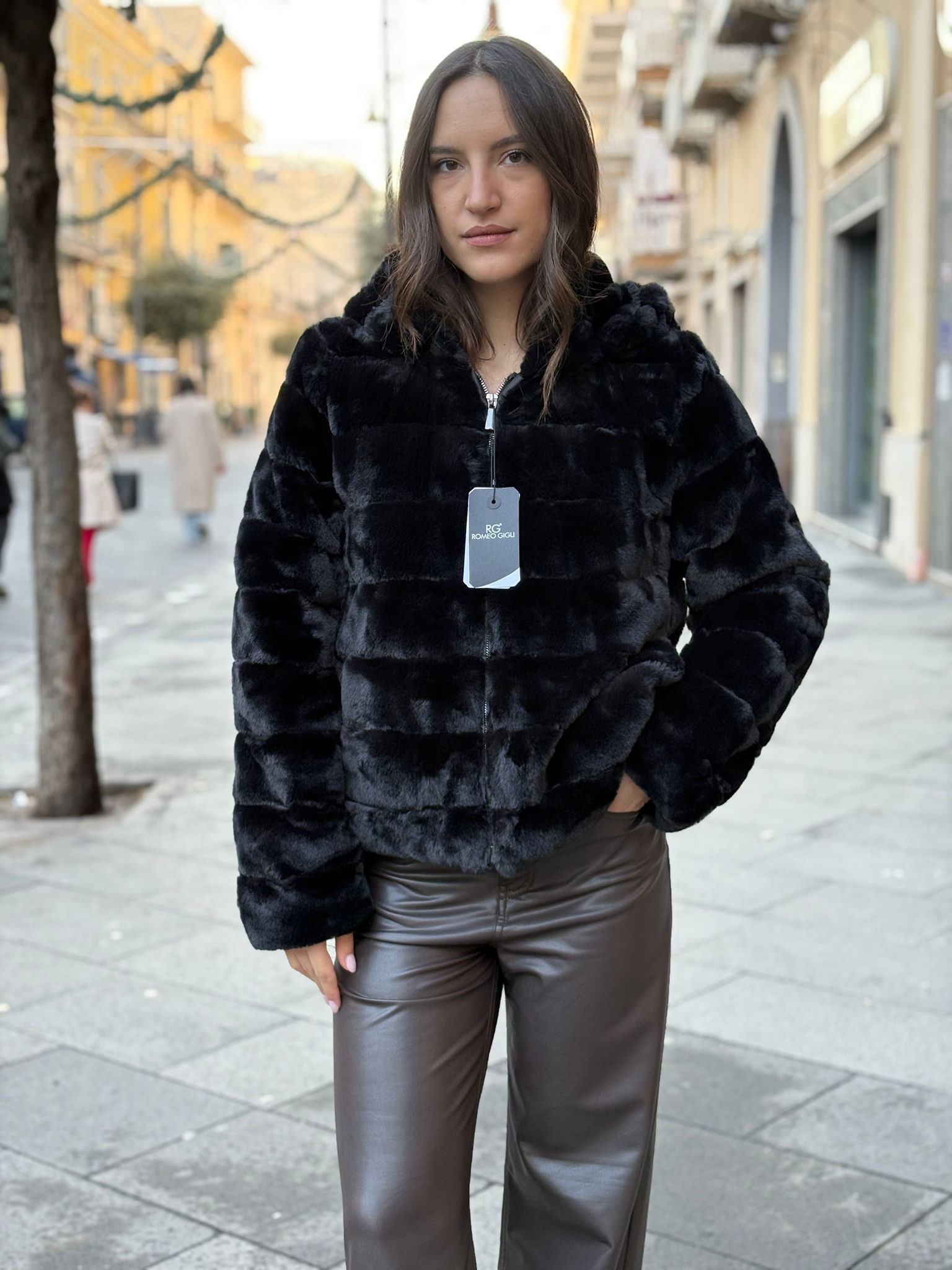 Pelliccia Romeo Gigli con zip e cappuccio corta