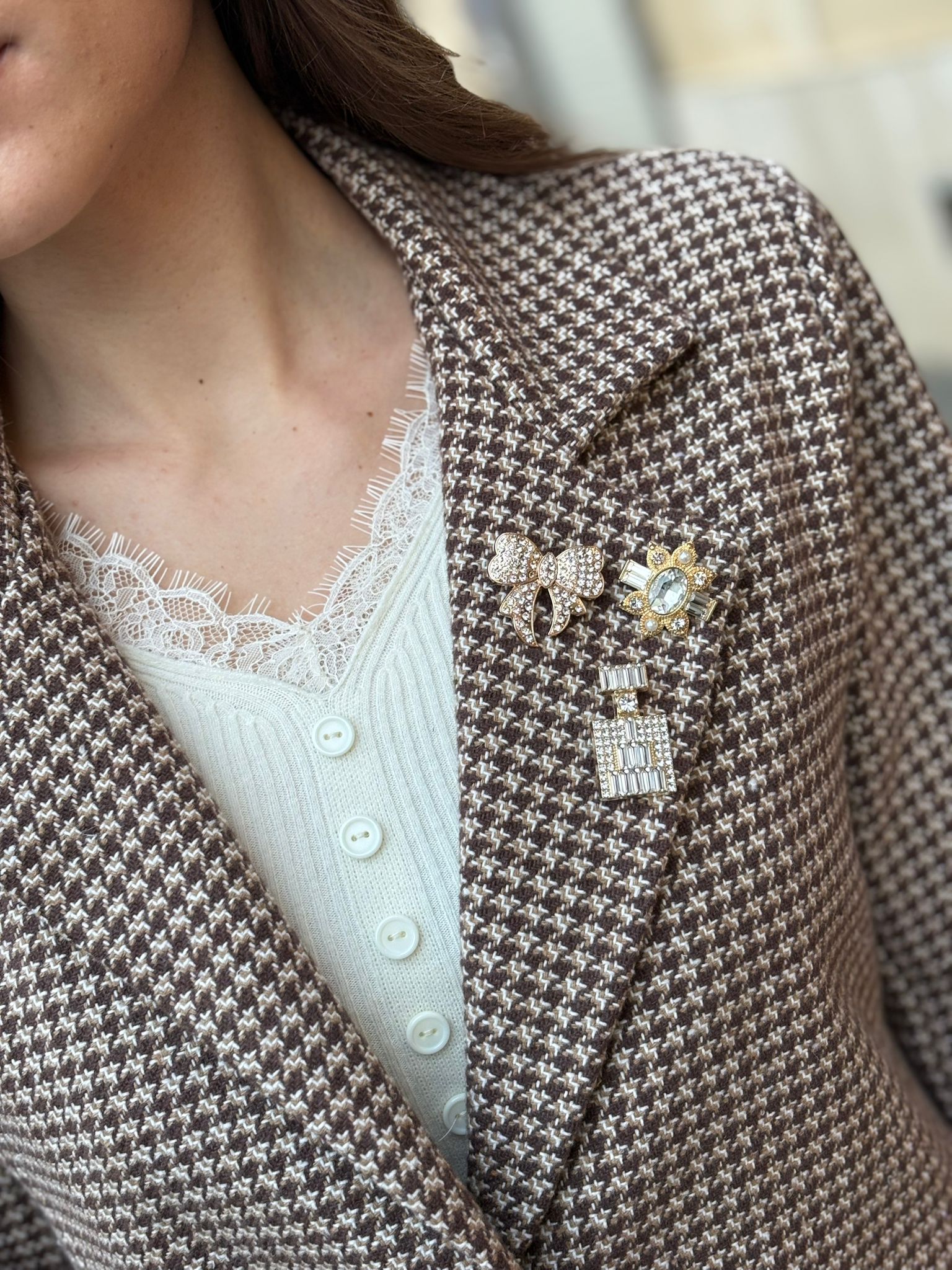 Giacca Blooma modello over con tasche e dettaglio con spille luminose