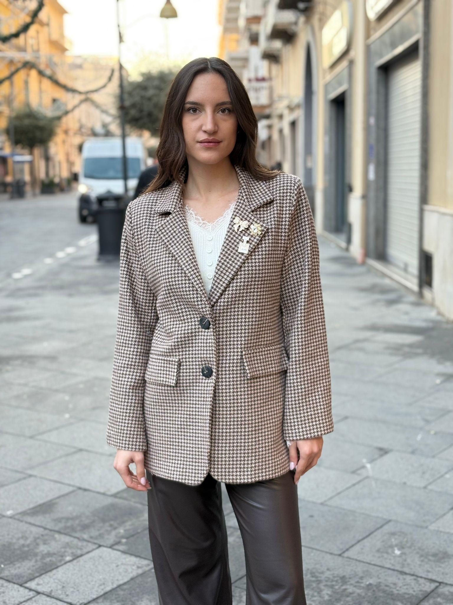 Giacca Blooma modello over con tasche e dettaglio con spille luminose