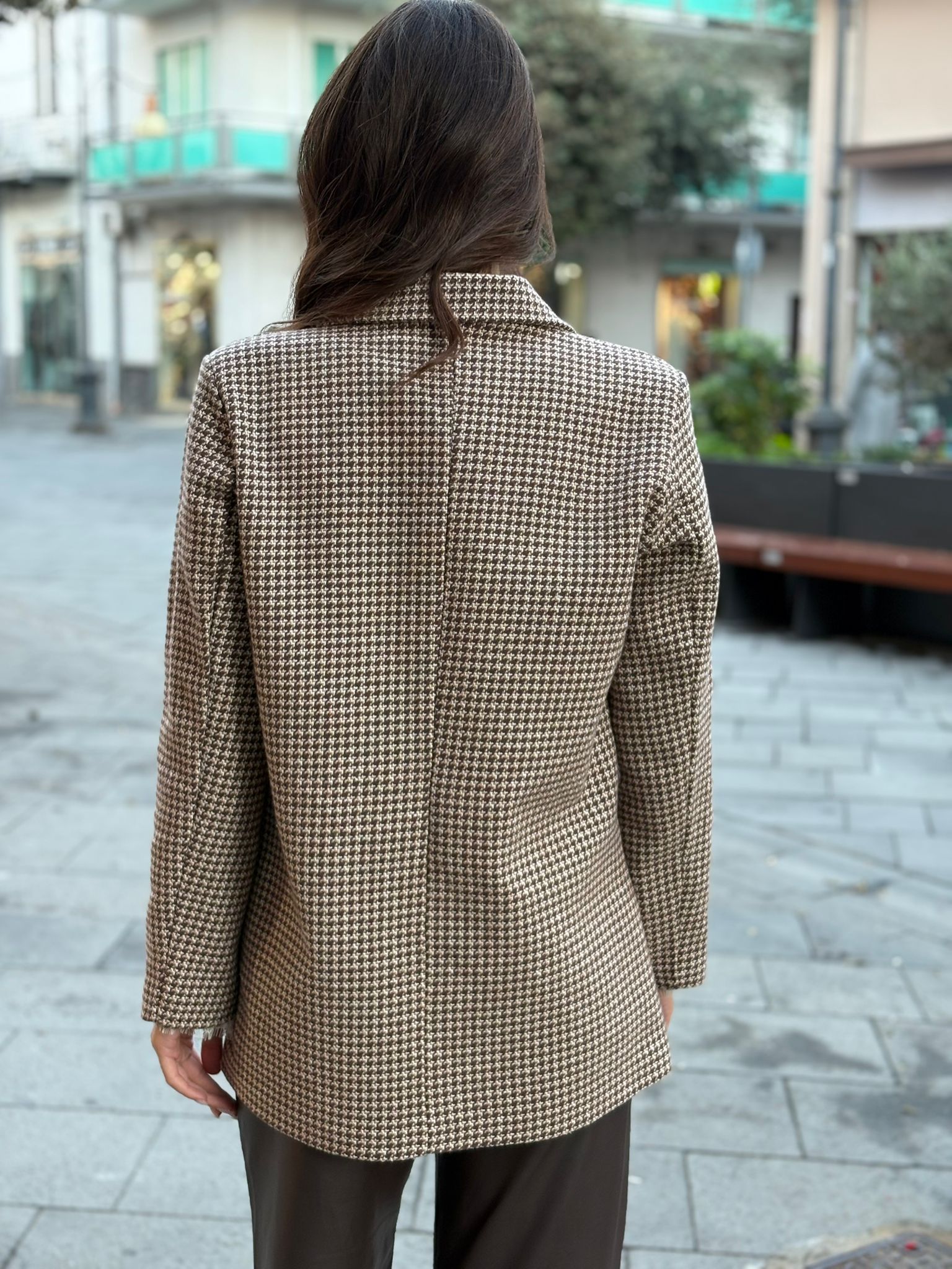 Giacca Blooma modello over con tasche e dettaglio con spille luminose